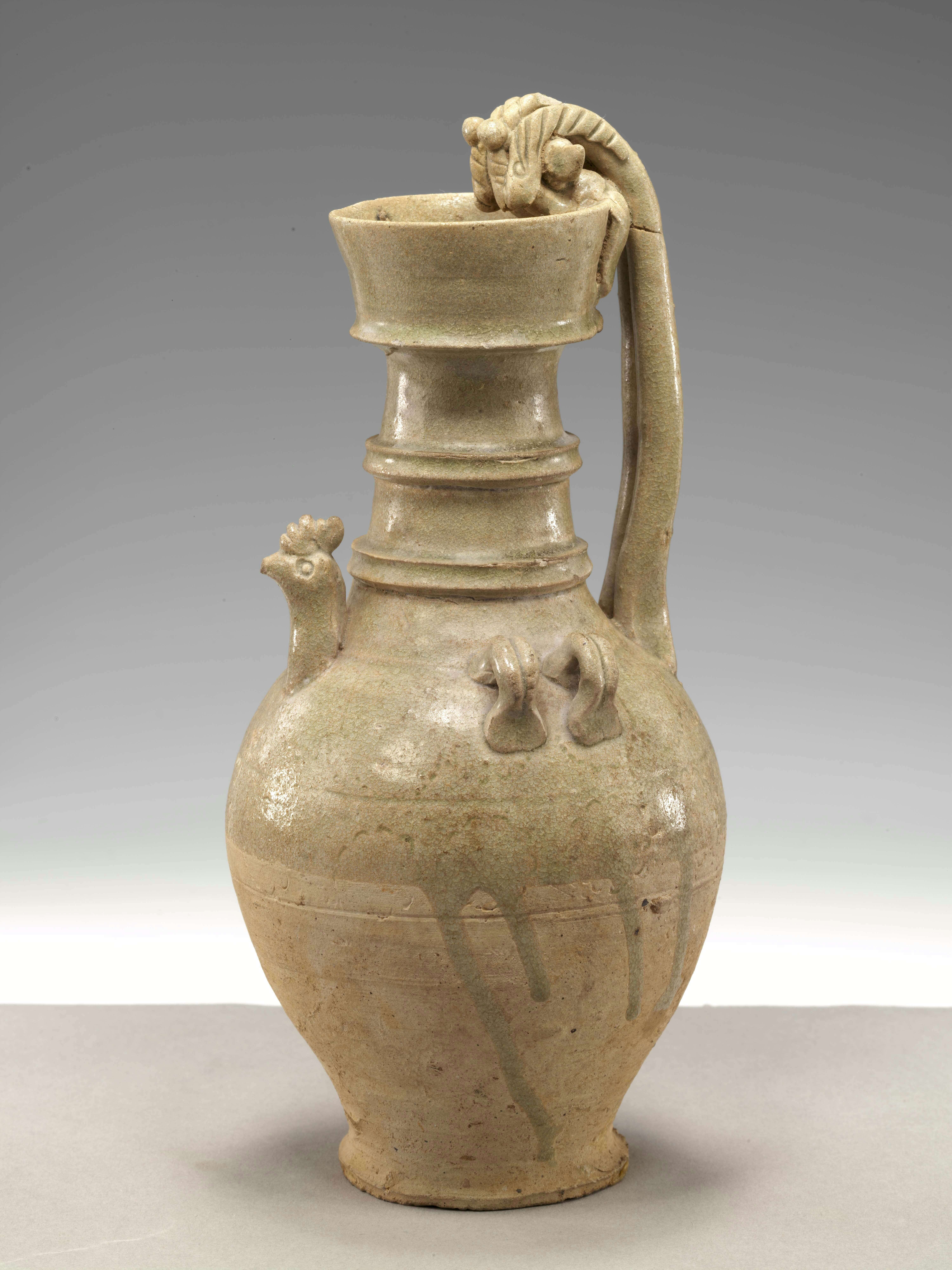 Kanne mit Seladonglasur und drachenförmigem Hen-kel sowie Kanne mit Ausguss in Hühnerform Sui-Dynastie (581–618)