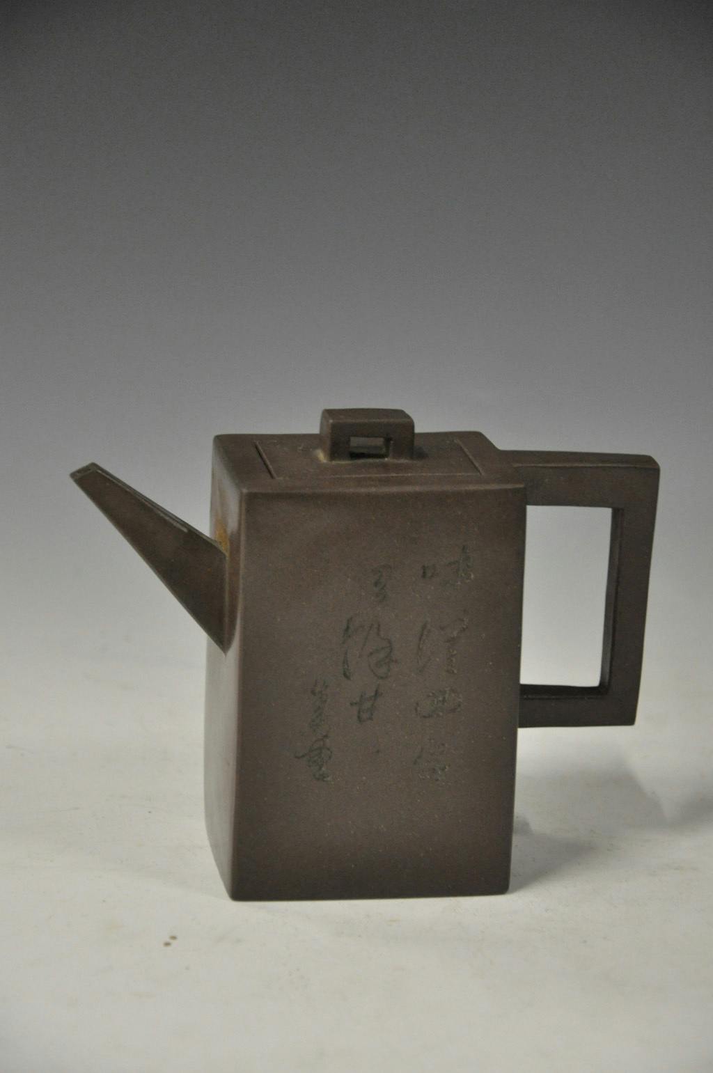 Quadratische Flasche (Fanghu) aus violettem Stein-zeug, hergestellt von Zhang Hongshen Qing-Dynastie (1644–1911)