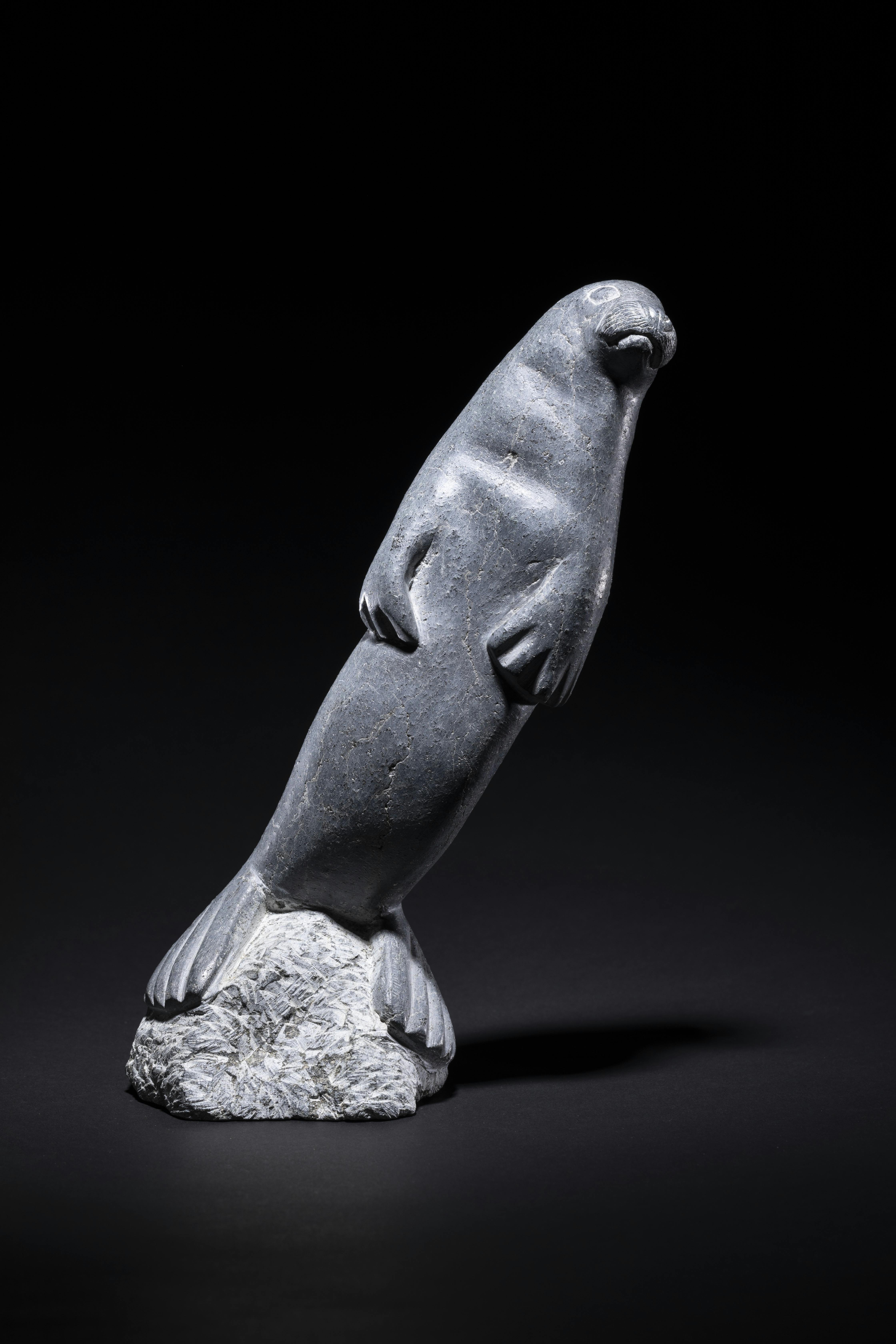 Schräg stehender Seehund, 1973, Steatit, Isa Aupalukta, Inukjuak, Nunavik, Quebec, Kanada