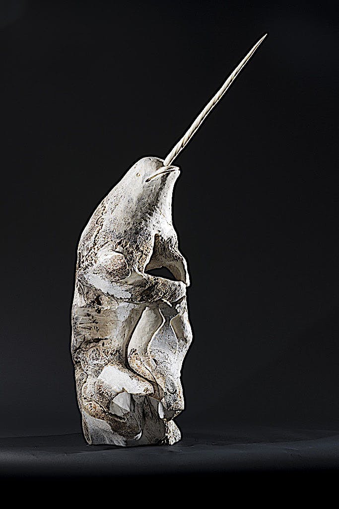 Narwal mit Jungem, 2009, Walknochen, Narwalzahn, Manasie Maniapik, Pangnirtung, Nunavut, Kanada