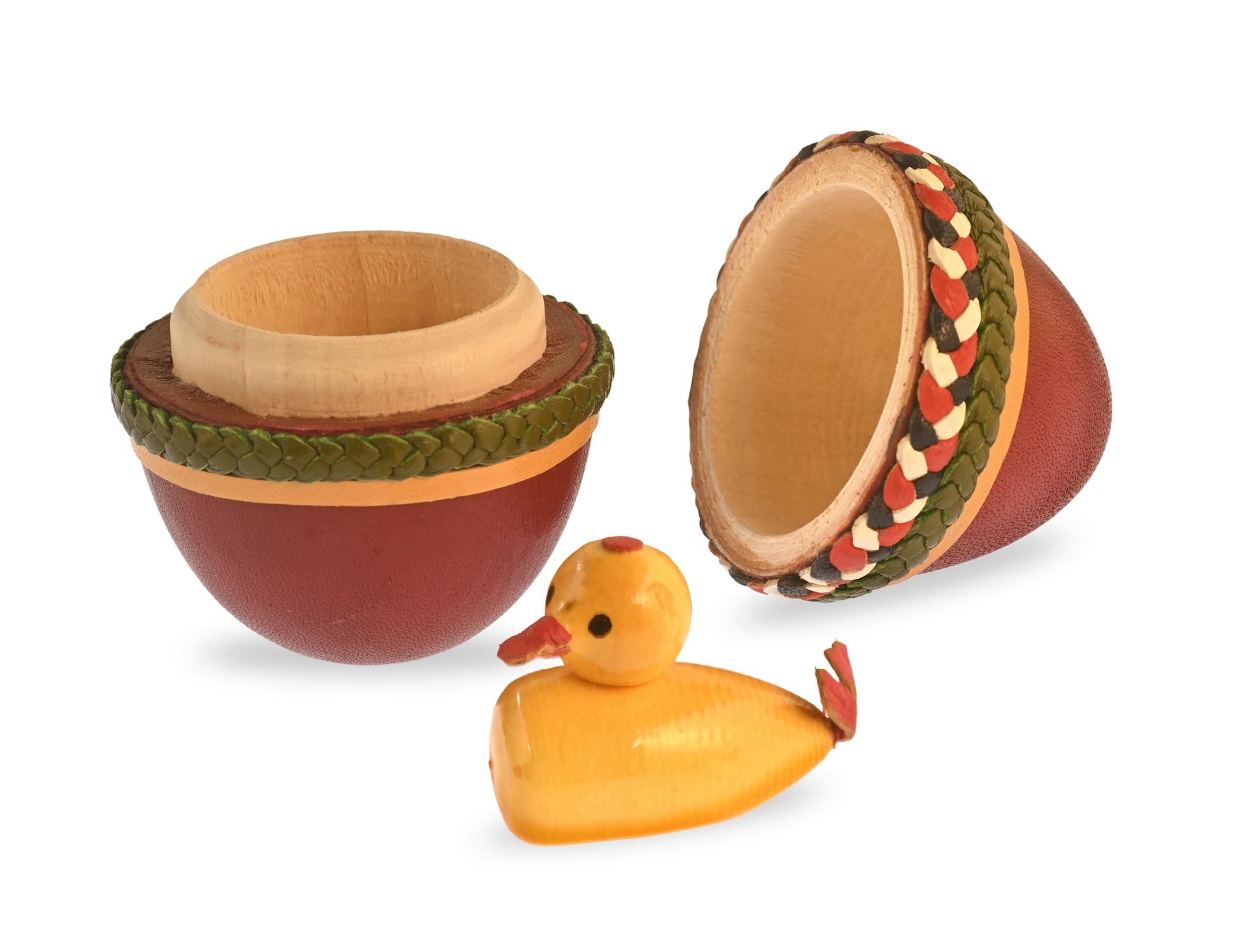 Holzei, geschnitzt und teilbar, mit Lederüberzug, im Inneren: Holzküken, Herstellung unbekannt