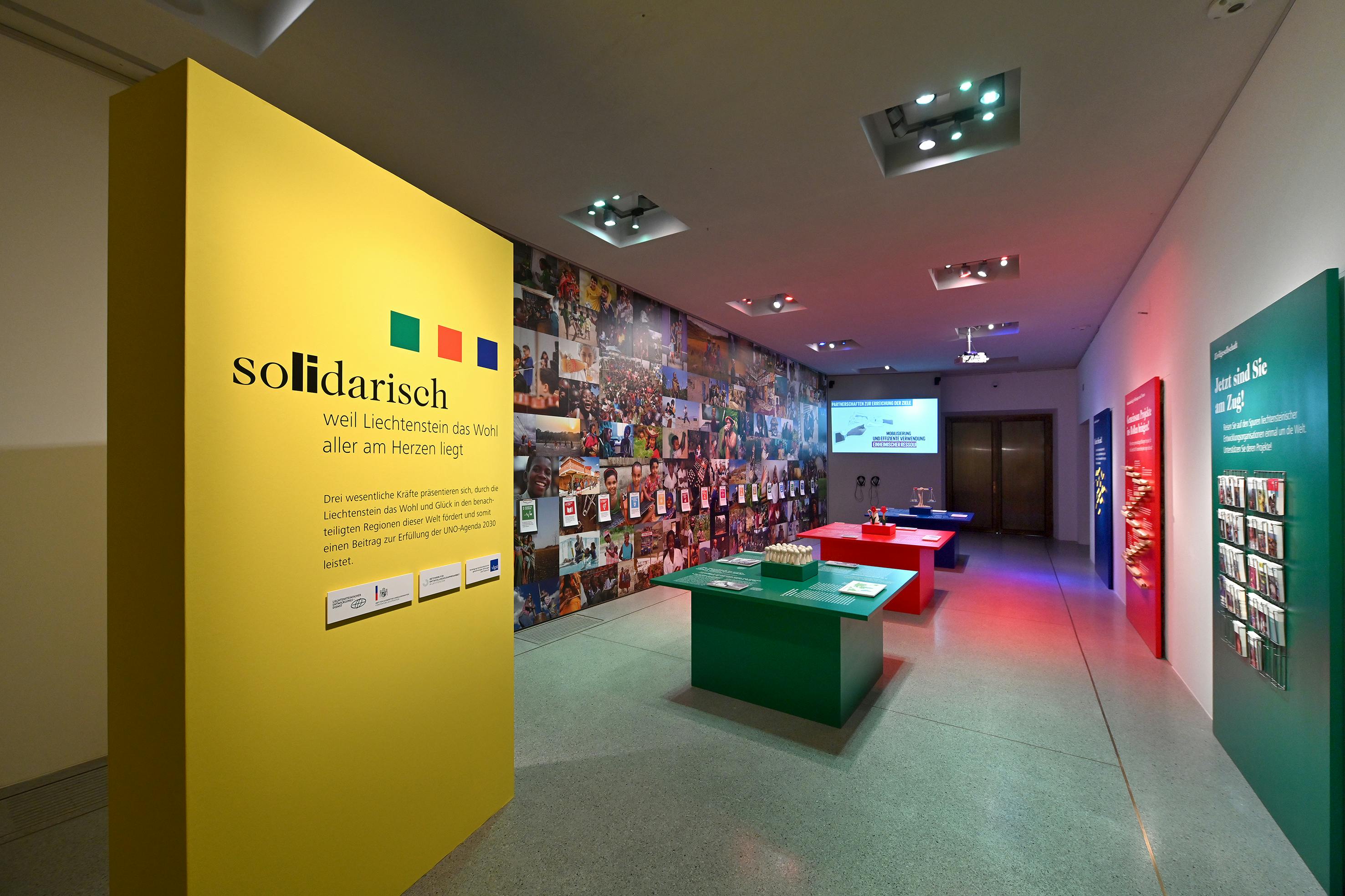 Blick in die Ausstellung "Global Happiness" mit Zusatzausstellung «solidarisch – weil Liechtenstein das Wohl aller am Herzen liegt»