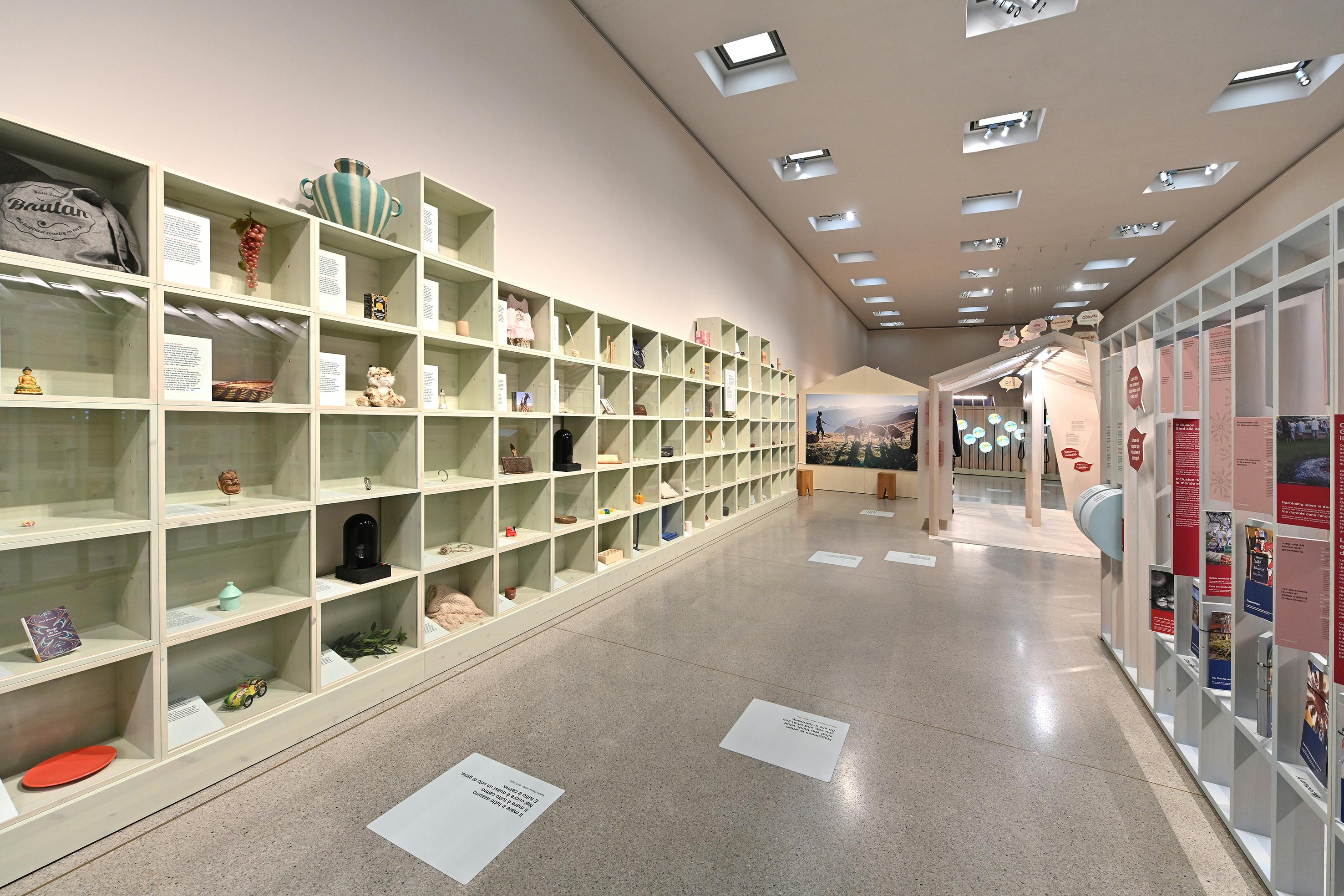 Blick in die Ausstellung "Global Happiness"