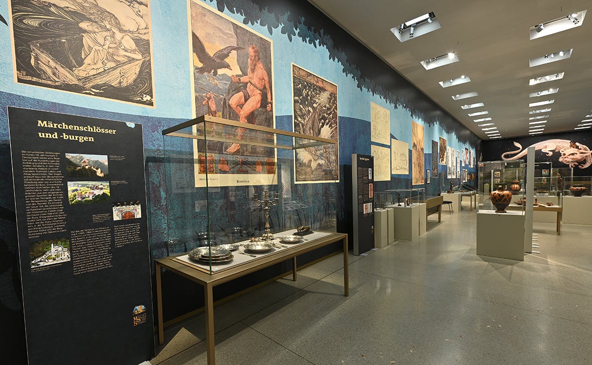 Einblick in die Ausstellung Märchen, Sagen und Symbole 2, Liechtensteinisches LandesMuseum, Beham Sven