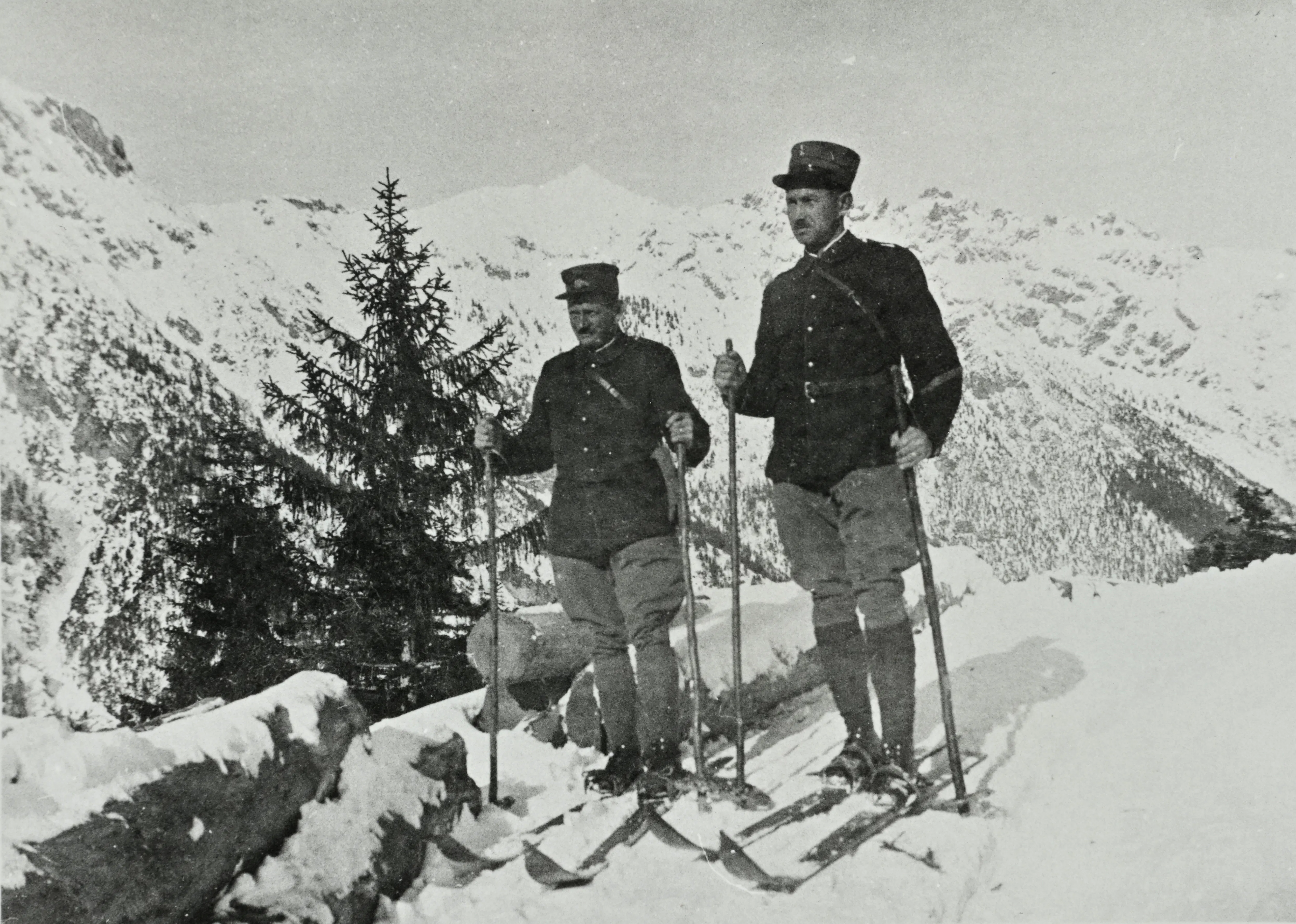 Schweizerische Grenzwächter sichern die liechtensteinische Grenze nach Österreich im Gebirge in den 1920er-Jahren.  (Liechtensteinisches LandesMuseum)