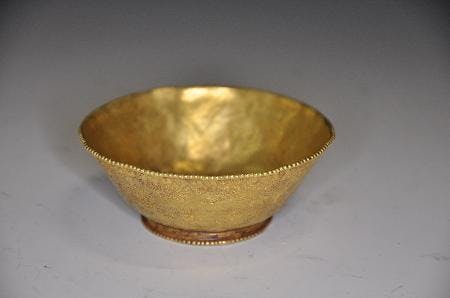 Goldene Schale mit Blumen und Drei-Wildgänsen Liao-Dynastie (916–1125)