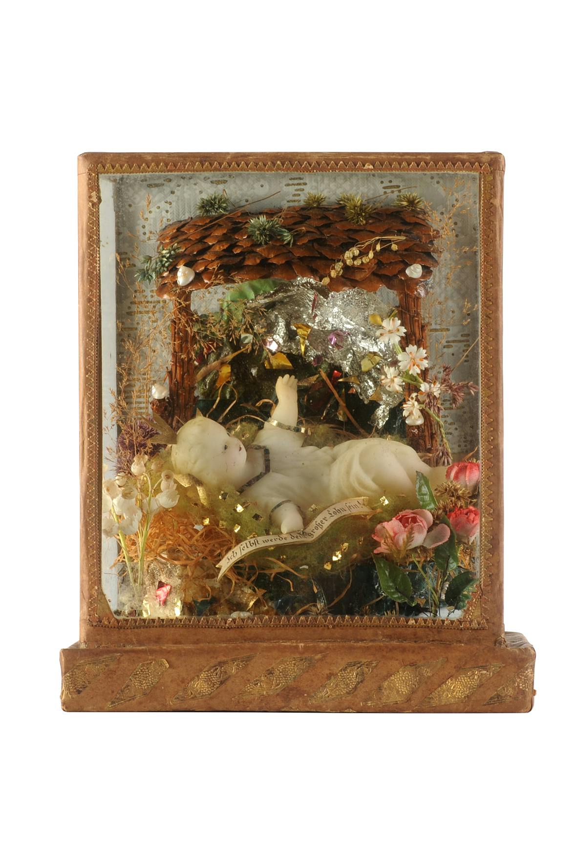 Häuschen mit Jesuskind aus Wachs, Klosterarbeit, 22.7 x 18.8 x 11 cm, Herkunft unbekannt, wohl um 1900