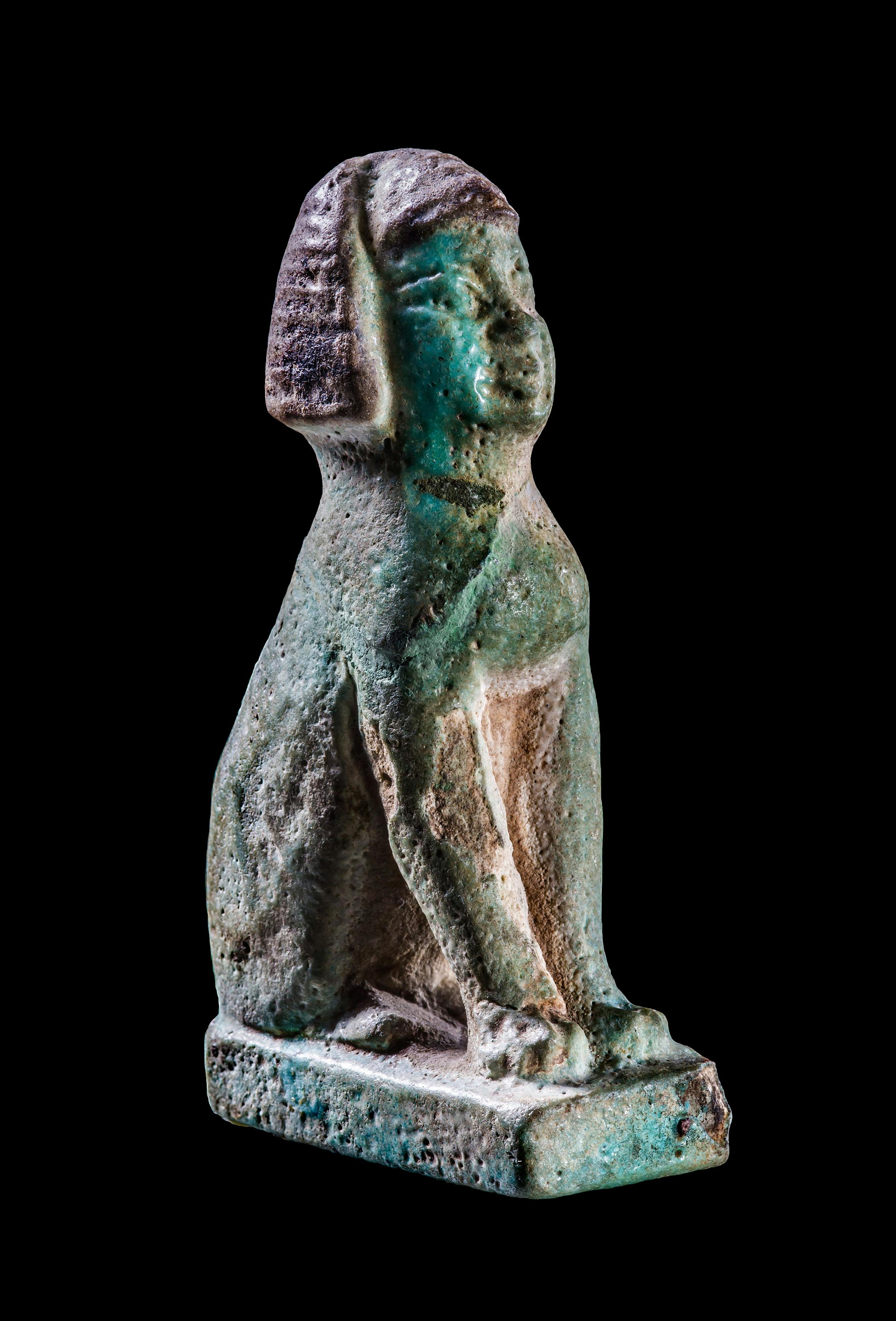 Kleine Katzenfigur mit Frauenkopf