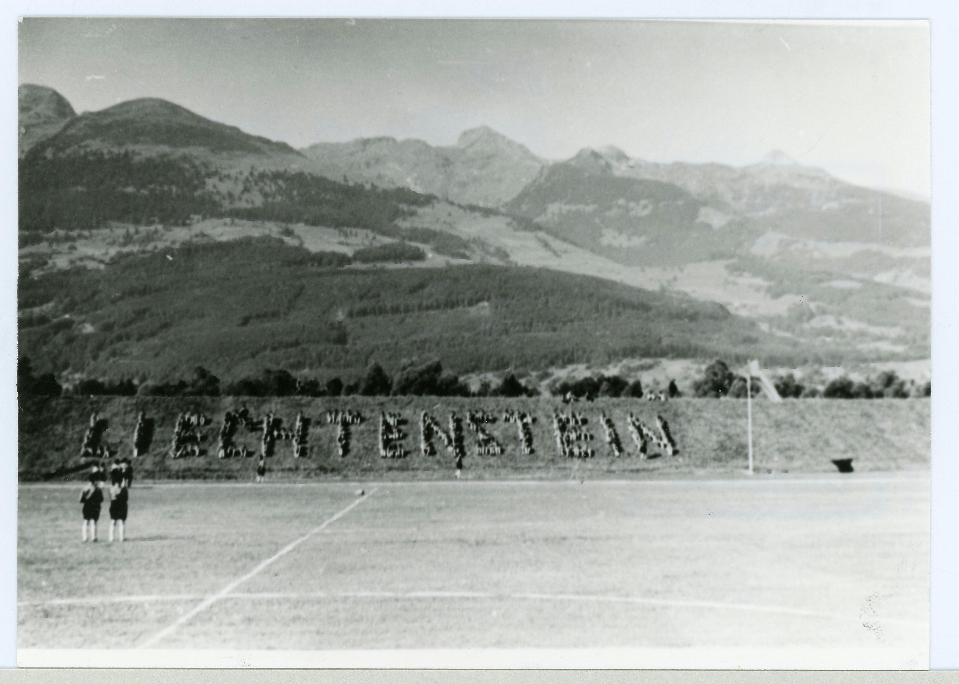 Pfadfinderinnen und Pfadfinder bilden 1939 am Rheindamm «LIECHTENSTEIN»