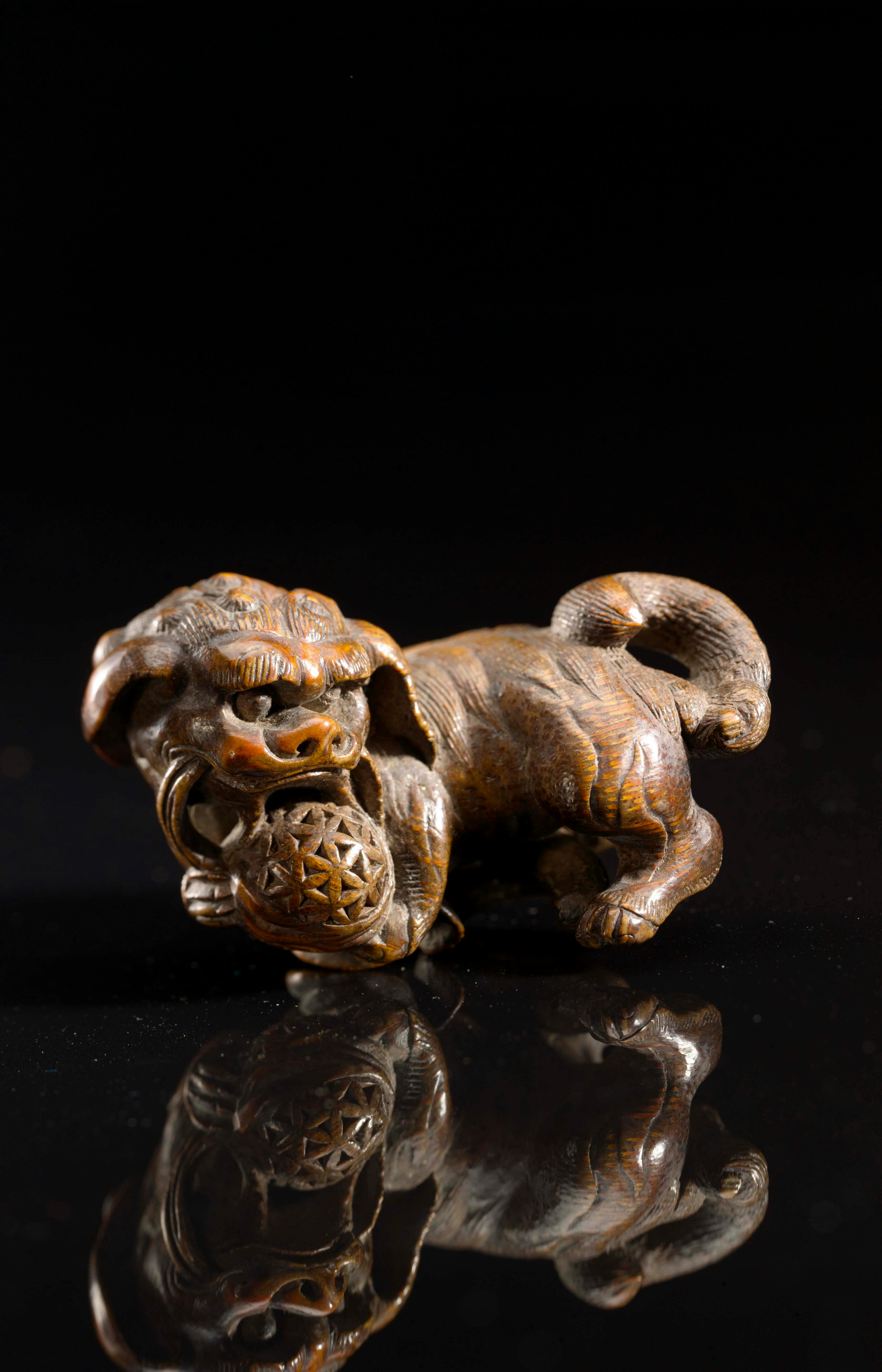 Bambusrhizom-Statuette eines Löwen, der mit einem Ball spielt © Shanghai Museum