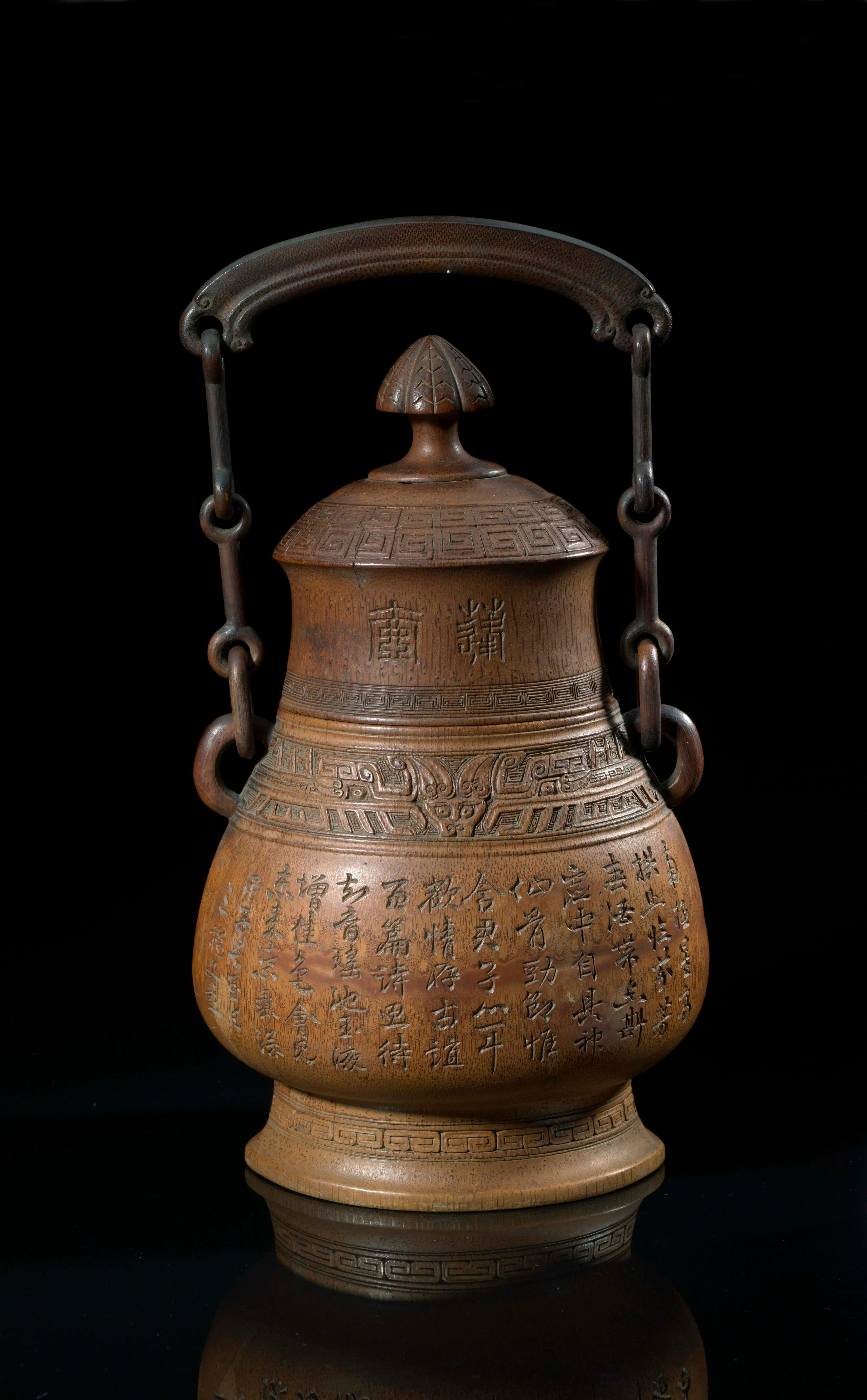 Bambusschnitzerei nach einem bronzenen YouBambusschnitzerei nach einem bronzenen You (Weingefäss) mit Henkel © Shanghai Museum