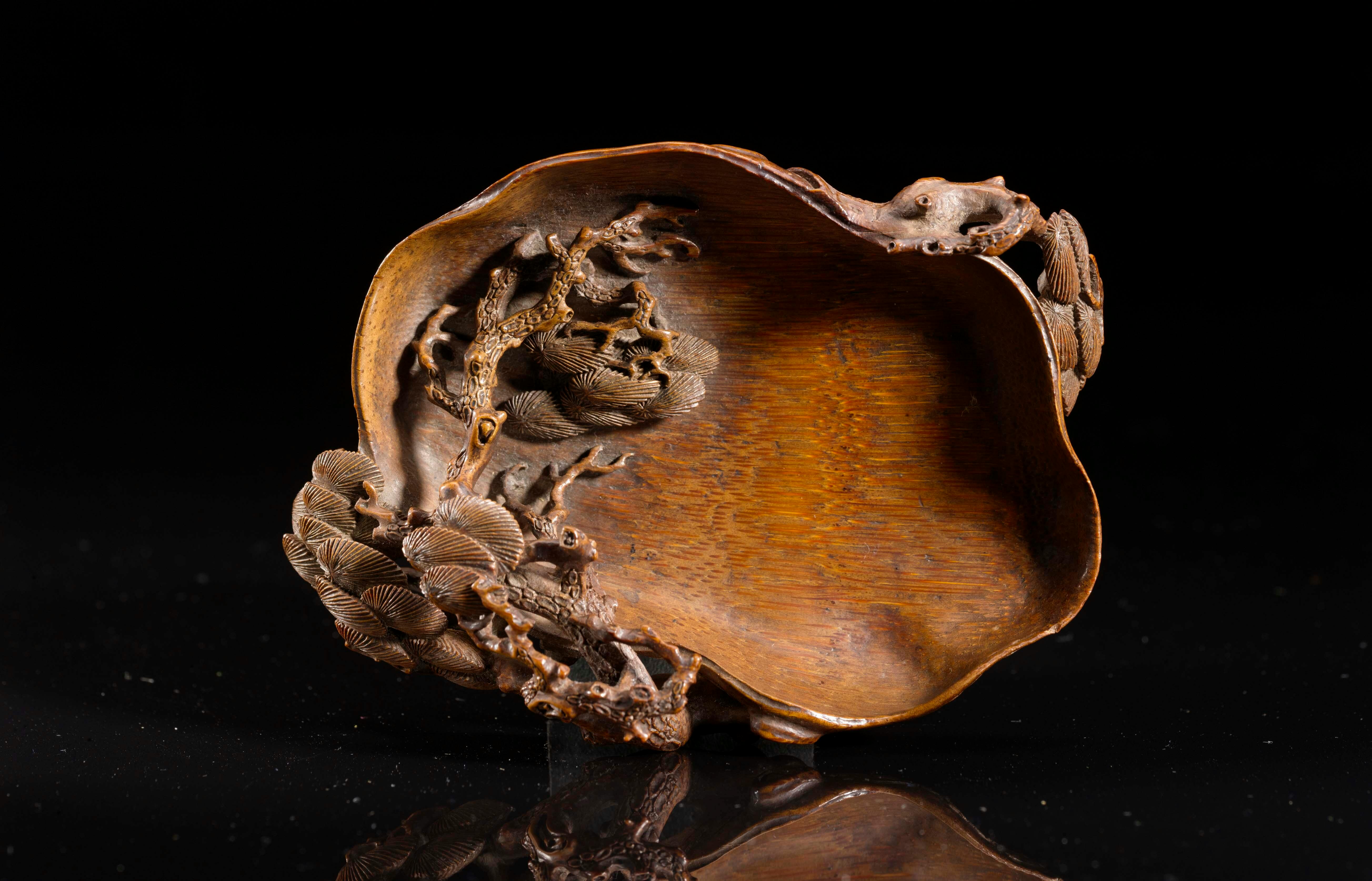 Bambuswurzel-Pinselreinigungsgefäss mit Kiefernzweigen © Shanghai Museum