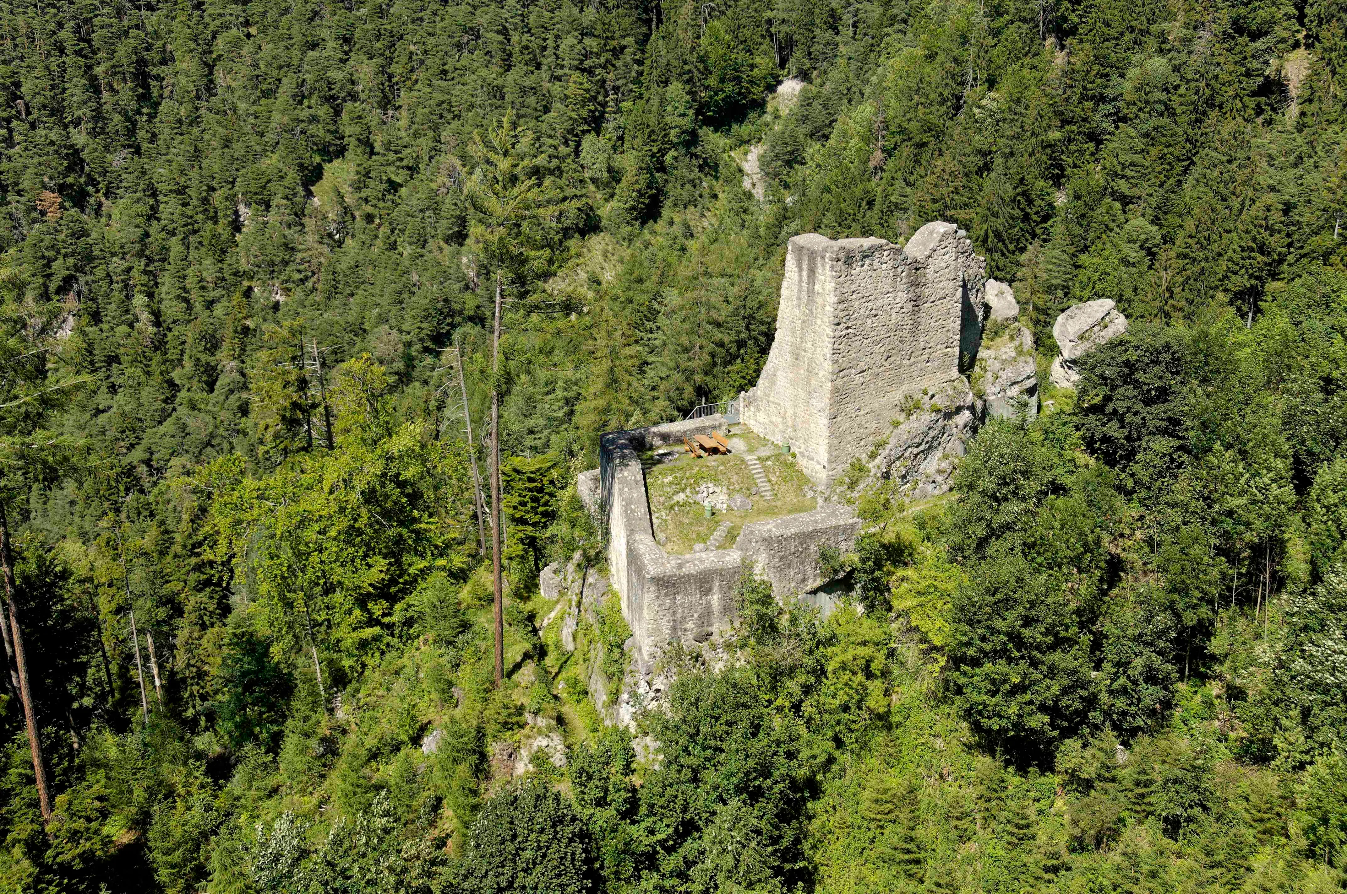 Flugaufnahme von Burg Schalun © Archäologie, Amt für Kultur FL