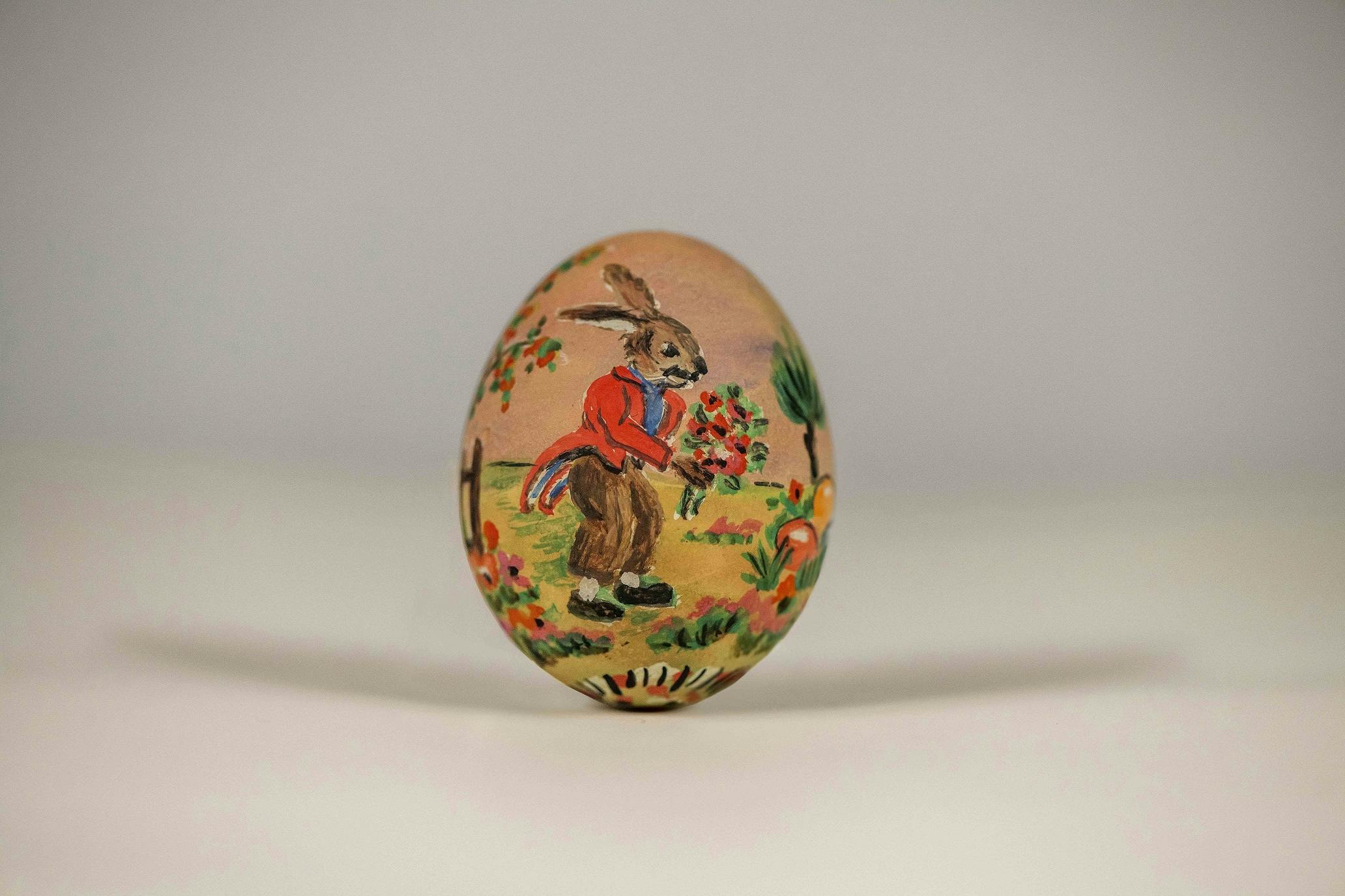 Hühnerei bemalt mit Hasen in rotem Frack, Sylvia Heinrich. Foto: Silvia Abderhalden