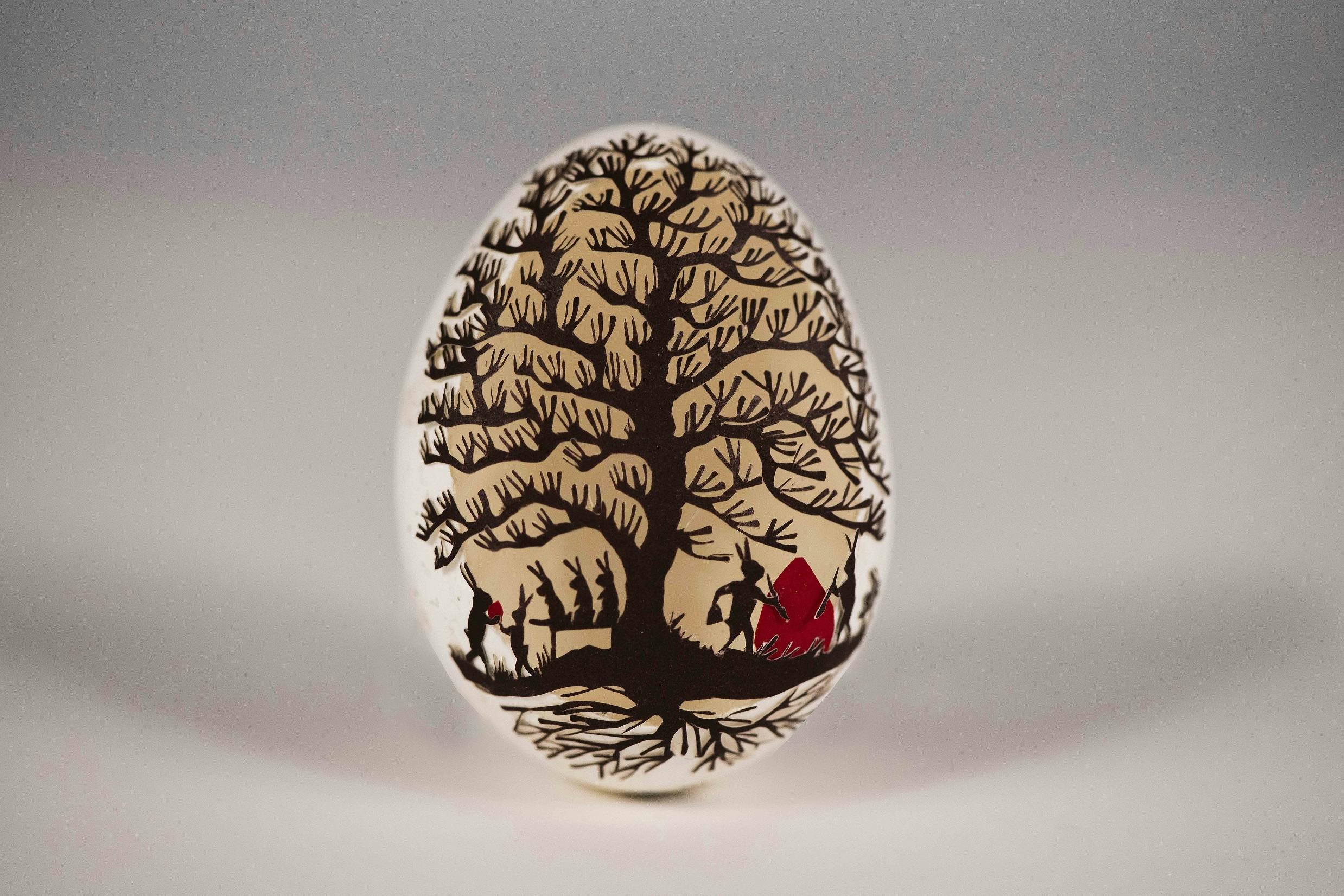 Hühnerei halb geöffnet mit Scherenschnitt, Susanne Schläpfer. Foto: Silvia Abderhalden