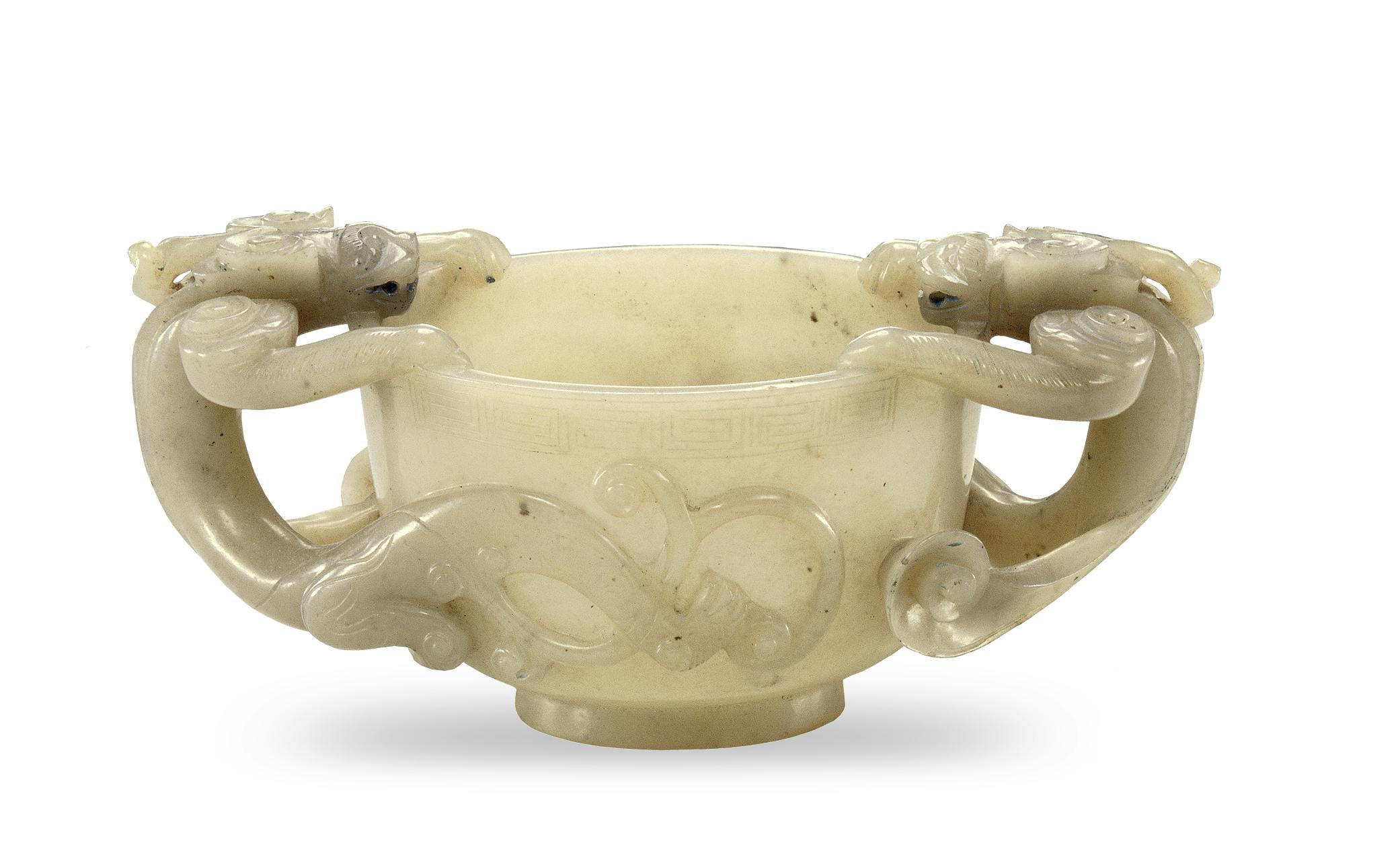 Henkelkelch aus grüner Jade mit einem Drachenpaar und Spiralmuster Ming-Dynastie (1368–1644)