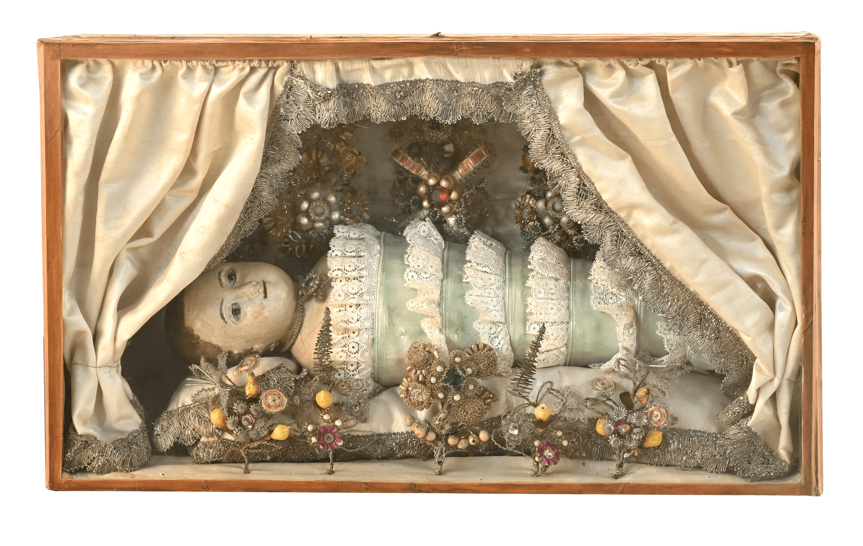 Fatschenkind in Holzkästchen mit Vorhang, 2. Hälfte 18. Jahrhundert, Herkunft unbekannt