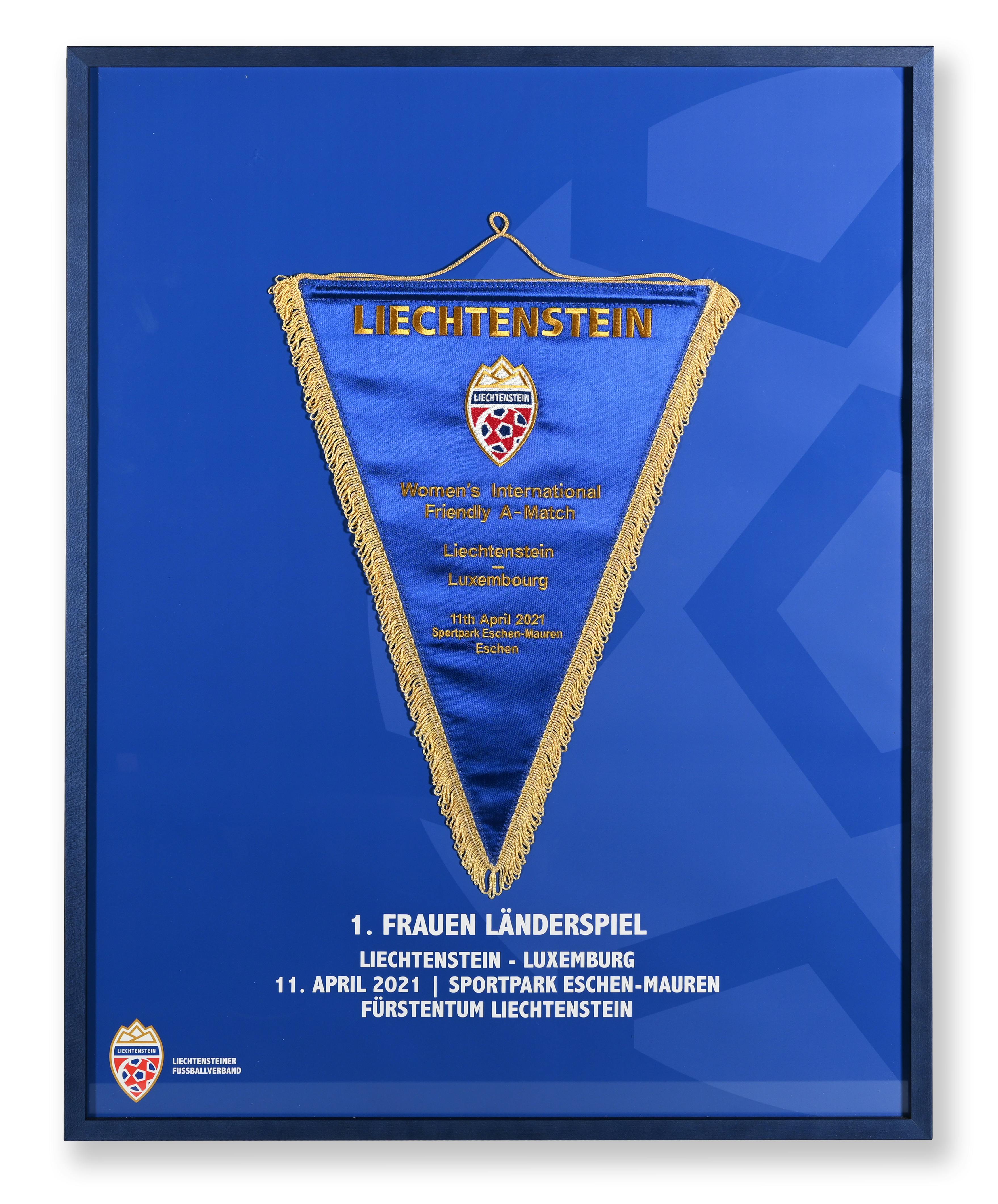 Wimpel des allerersten Frauen-Länderspiels, Bilderrahmen: 1. Frauen Länderspiel, 11. April 2021 Liechtenstein - Luxemburg Sportpark Eschen-Mauren,