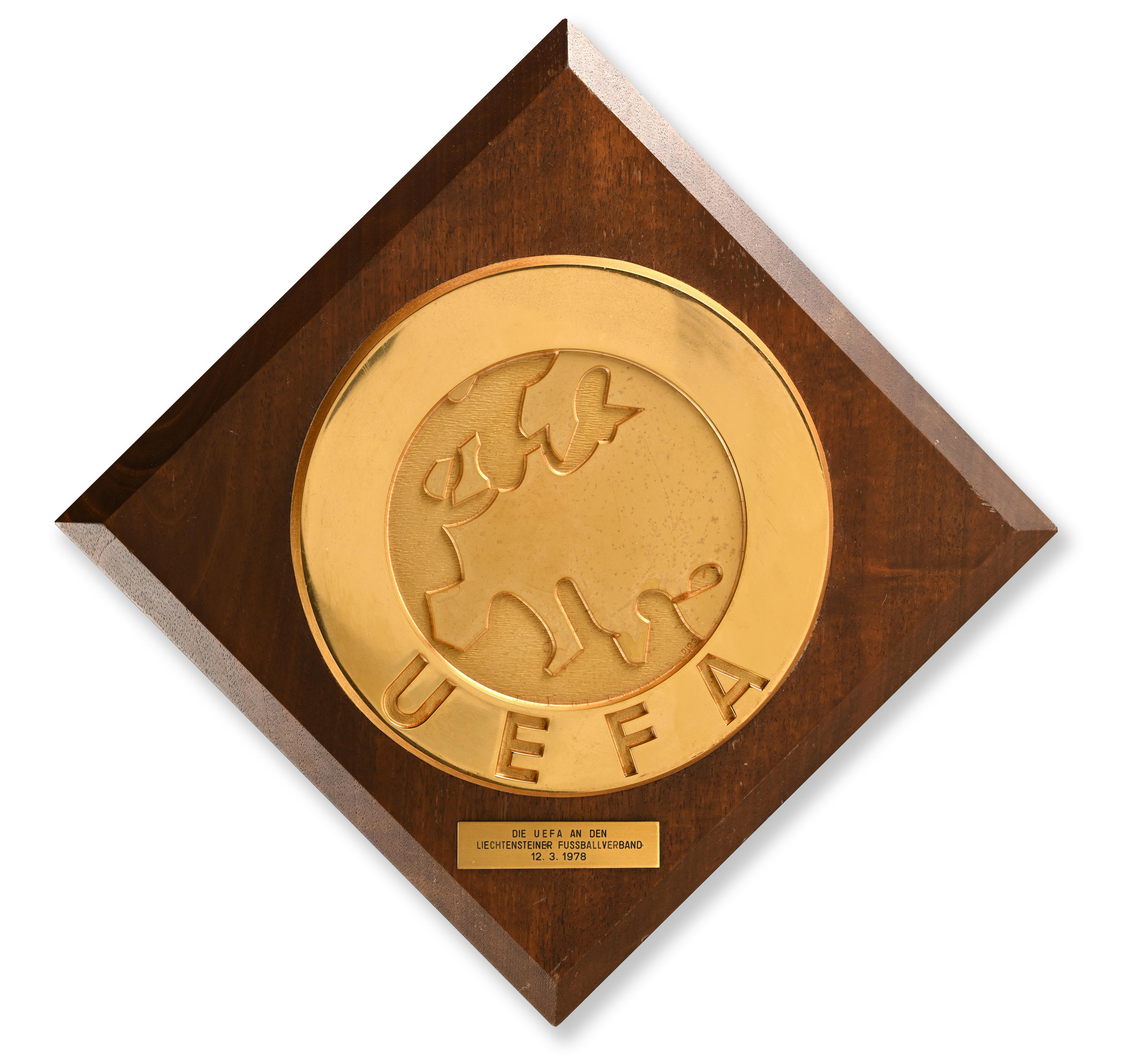 Plakette als Geschenk von der UEFA 1978; Liechtenstein - Italien, Plakette, zusätzlich mit Zeitungsartikeln und Archiveinträgen aus dem Jahre 1978,