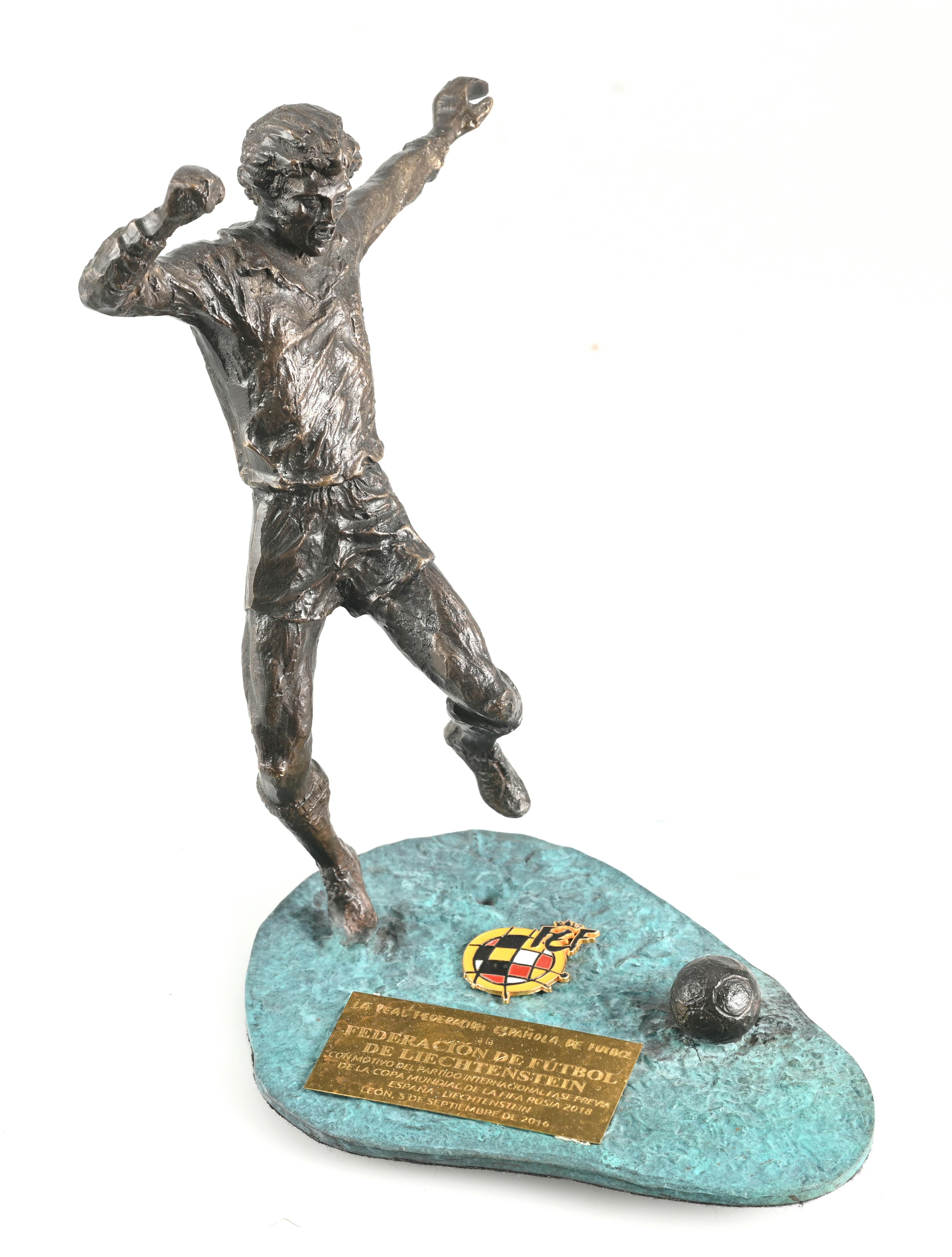Andenken an das Spiel gegen Spanien von der WM-Qualifikation 2018, Kleine Statue eines Fussballers, 24cm x 19.5cm x 27cm, © LFV, Foto Sven Beham