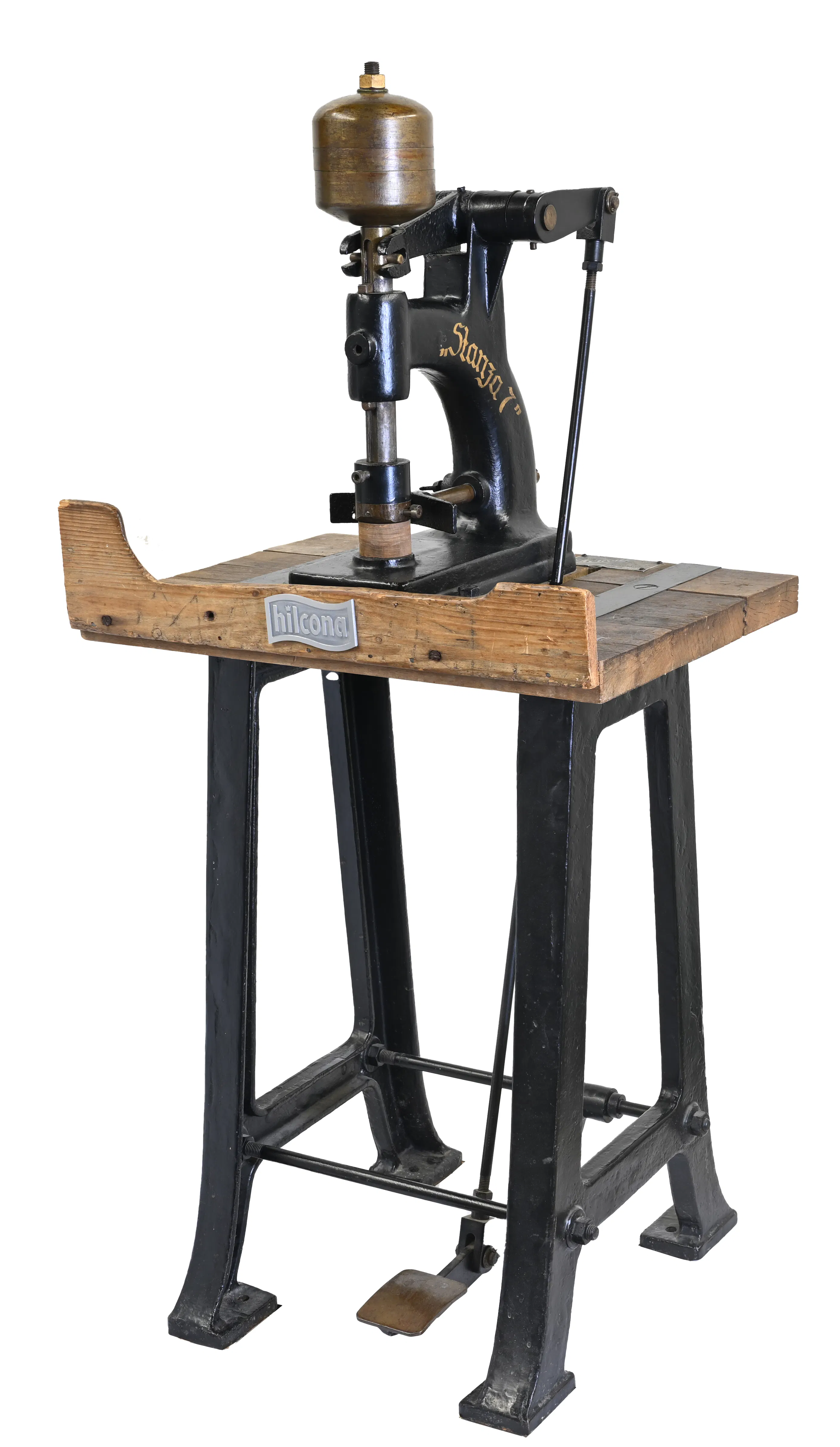 Liechtensteinisches LandesMuseum, DL 0193, Dauerleihgabe Hilcona AG, Schaan; Foto: Sven Beham

1935 gründeten Toni Hilti (1914–2006) und sein Schwager Georg Frick (1905–1993) die Konservenfabrik Scana. Die Mitarbeitenden kochten und füllten Gemüse (Erbsen, Bohnen, Spinat) in Dosen ab. Teils baute man es sogar noch selbst an. Auf dieser pedalbetriebenen Maschine wurden in den 1940er Jahren Dosen gestanzt. 1955 zog der Betrieb ins Schaaner Riet um und 1973 erhielt er den neuen Namen Hilcona (Hilti Convenience Nahrungsmit-tel). Das Unternehmen produziert heute vor allem Fertiggerichte und gehört seit 2017 zur Schweizer Coop-Gruppe.