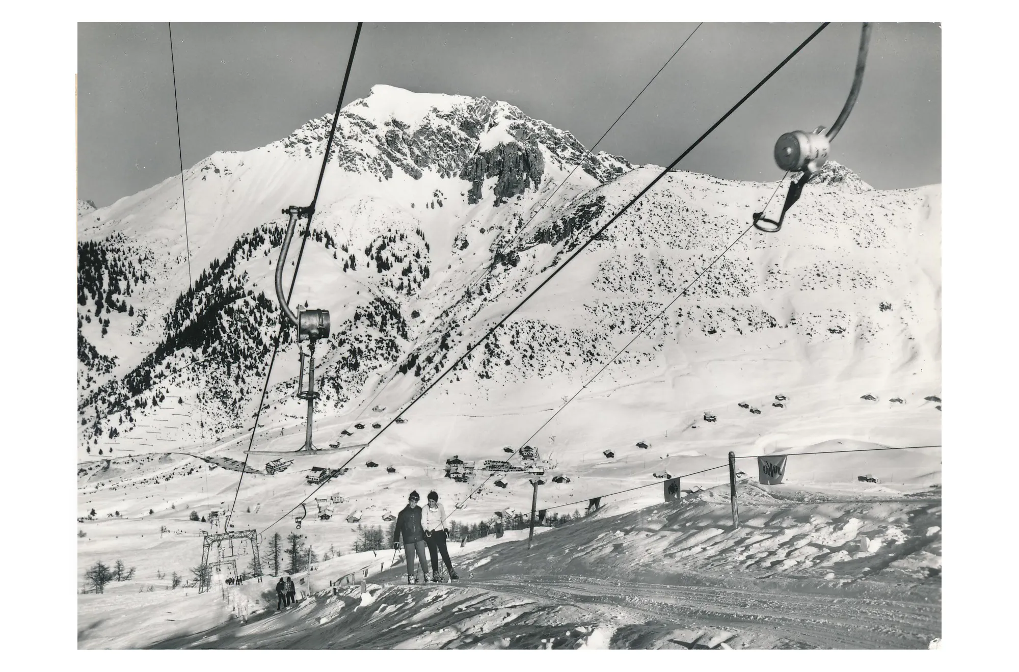 Liechtensteinisches LandesMuseum, PM 104-02-617, Foto: Sven Beham

Die Ansichtskarte ist eine Erfindung des 19. Jahrhunderts zum günstigen Versenden von kurzen Grüssen. Sie wurde rasch beliebt bei Sammlern und auch Hotels und Geschäfte entdeckten sie als Werbemittel. Die gezeigten Karten dokumentieren fast ein Jahrhundert Tourismus in Liechtenstein.
