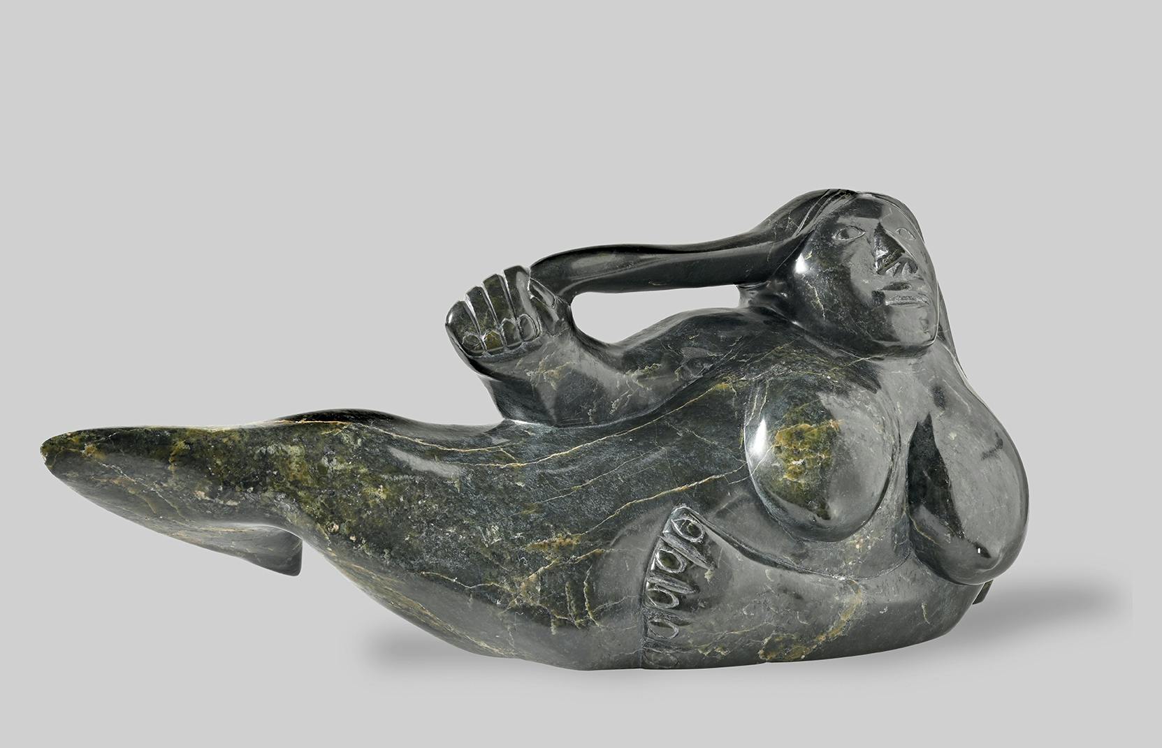 Sedna. Geschaffen von Ohito Ashoona, Inuit, 1997, Cape Dorset, Nunavut, Kanada. Serpentin. Bern, Museum Cerny. Contemporary Circumpolar Art.