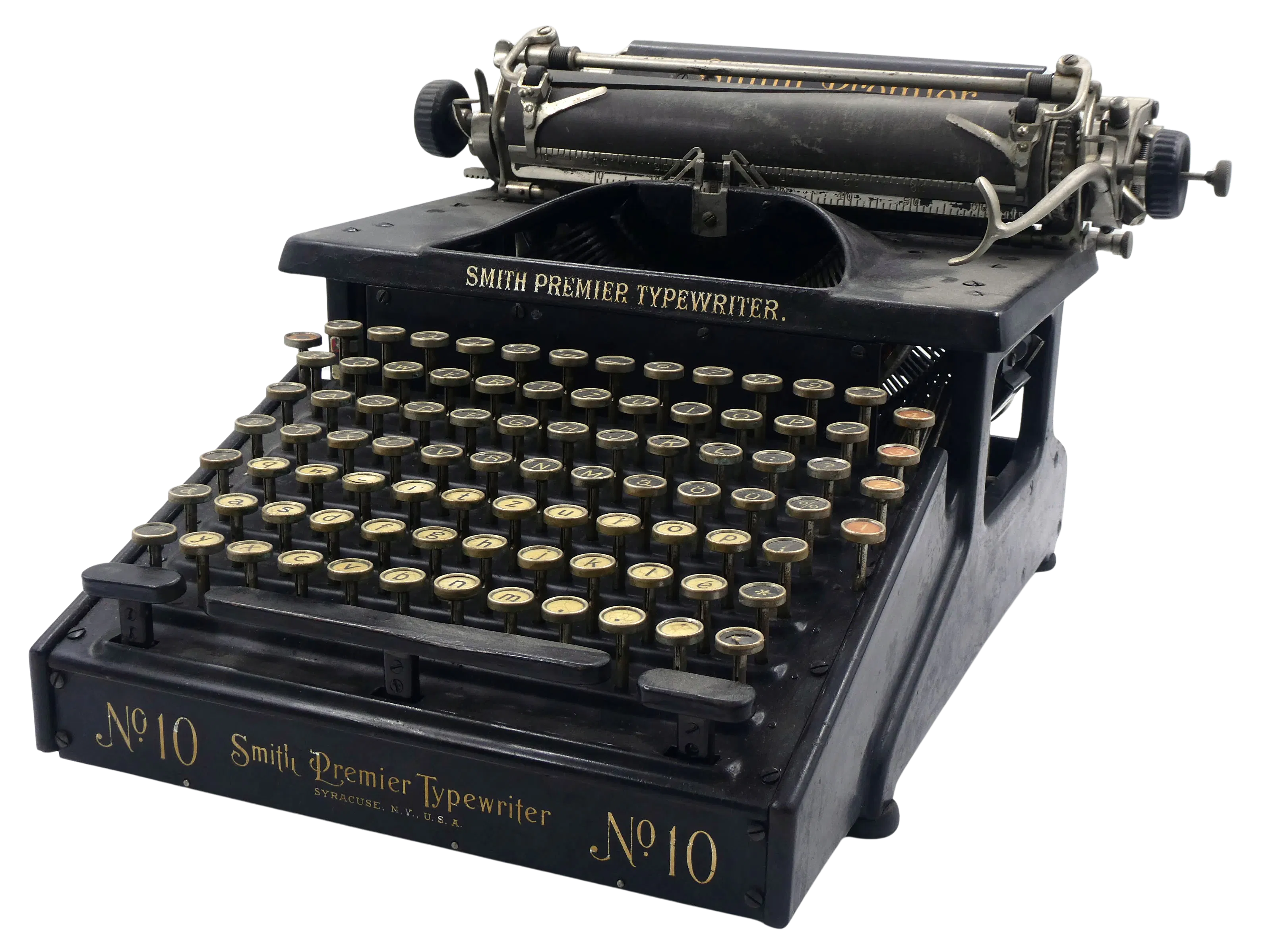 Liechtensteinisches LandesMuseum, A 1749, Foto: Sven Beham

Diese Schreibmaschine der US-amerikanischen Firma Smith wurde vor dem Ersten Weltkrieg von der liechtensteinischen Landesverwaltung angeschafft. Sie hat zwei Tastaturen: eine für Grossschreibung und eine für Kleinschreibung. Schreibmaschinen beschleunigten den Schriftverkehr. Und sie schufen ein neues Berufsfeld für Frauen, ausserhalb von Fabrik und Familie: die Arbeit als Sekretärin im Büro.