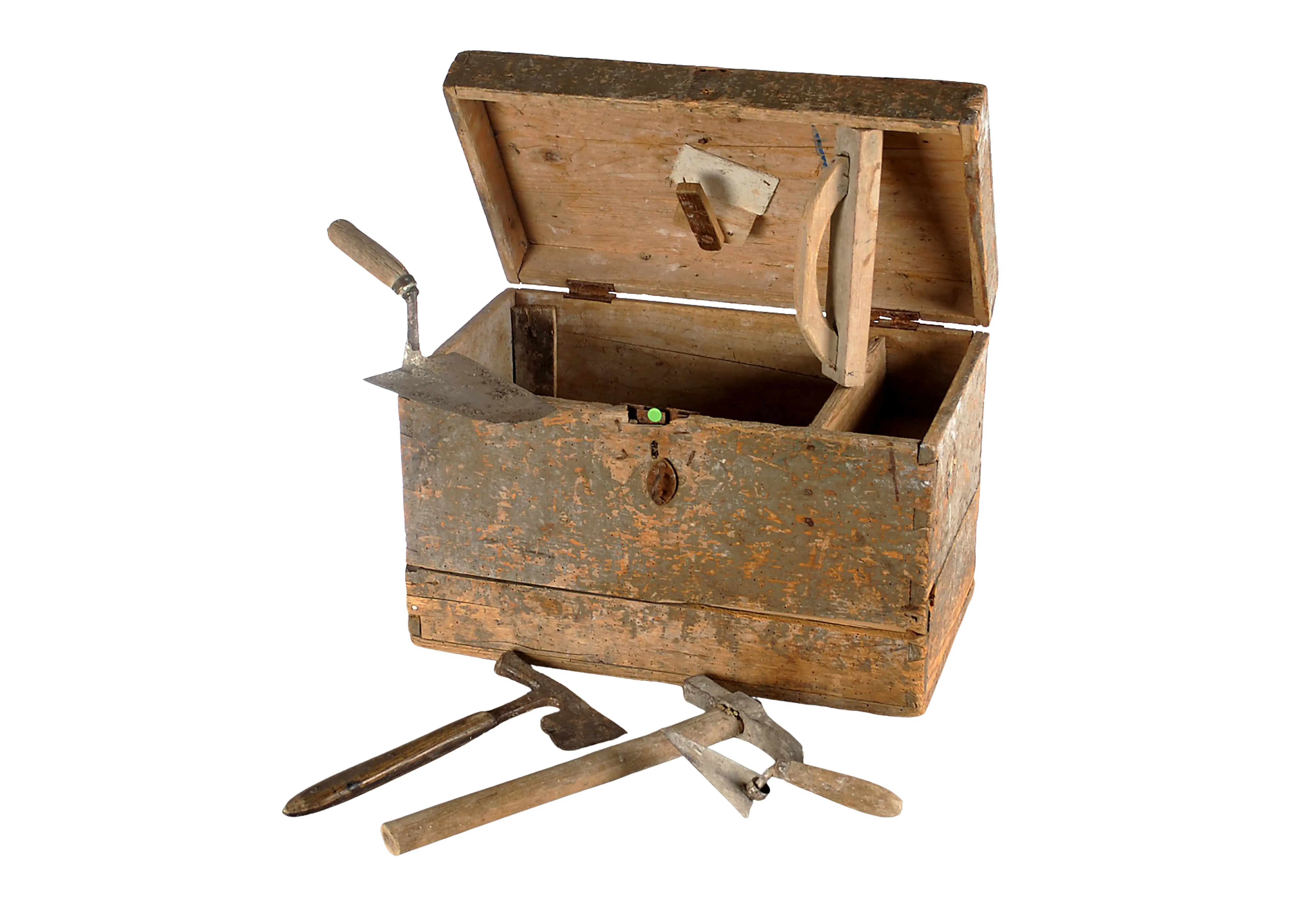 Liechtensteinisches LandesMuseum, 2007/0394, Foto: Sven Beham

Mit dieser hölzernen Werkzeugkiste ging der Vaduzer Gipser Josef Verling (1881–1950) nach dem Ersten Weltkrieg auf Wanderschaft. Wie viele andere Liechtensteinerinnen und Liechtensteiner auch war er gezwungen, im Ausland Arbeit zu suchen. Mit dabei hatte er zwei Gipserhämmer, eine Kelle, eine Spitzkelle, zwei Eisenstäbe, zwei Lotschnüre, zwei Profilschablonen, eine Nutschablone, drei Metallklingen und zwei Spachtel.