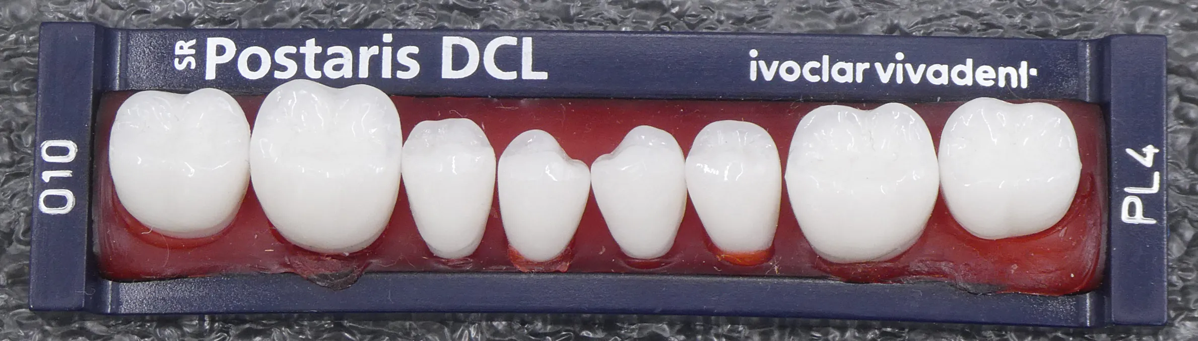 Liechtensteinisches LandesMuseum, A 1970, Foto: Sven Beham

Die 1923 gegründete Zahnfabrik Ramco zog 1932 von Zürich nach Schaan, angelockt von einem preiswerten Grundstück, niedrigen Steuern und günstigen Arbeitskräften. Sie stellte Kunstzähne aus Keramik her. 1948 übernahm der deutsche Ingenieur Adolf Schneider (1899–1979) die Leitung und wurde bald Mehrheitseigner. Seit 1951 heisst sie Ivoclar: ivoire steht für Elfenbein und clair für hell. Ivoclar ist heute weltweit tätig, bietet zahlreiche Dentalprodukte an und gehört Schneiders Nachkommen. Die ausgestellten Zähne sind Muster für Presskeramik-Zahnersatz.