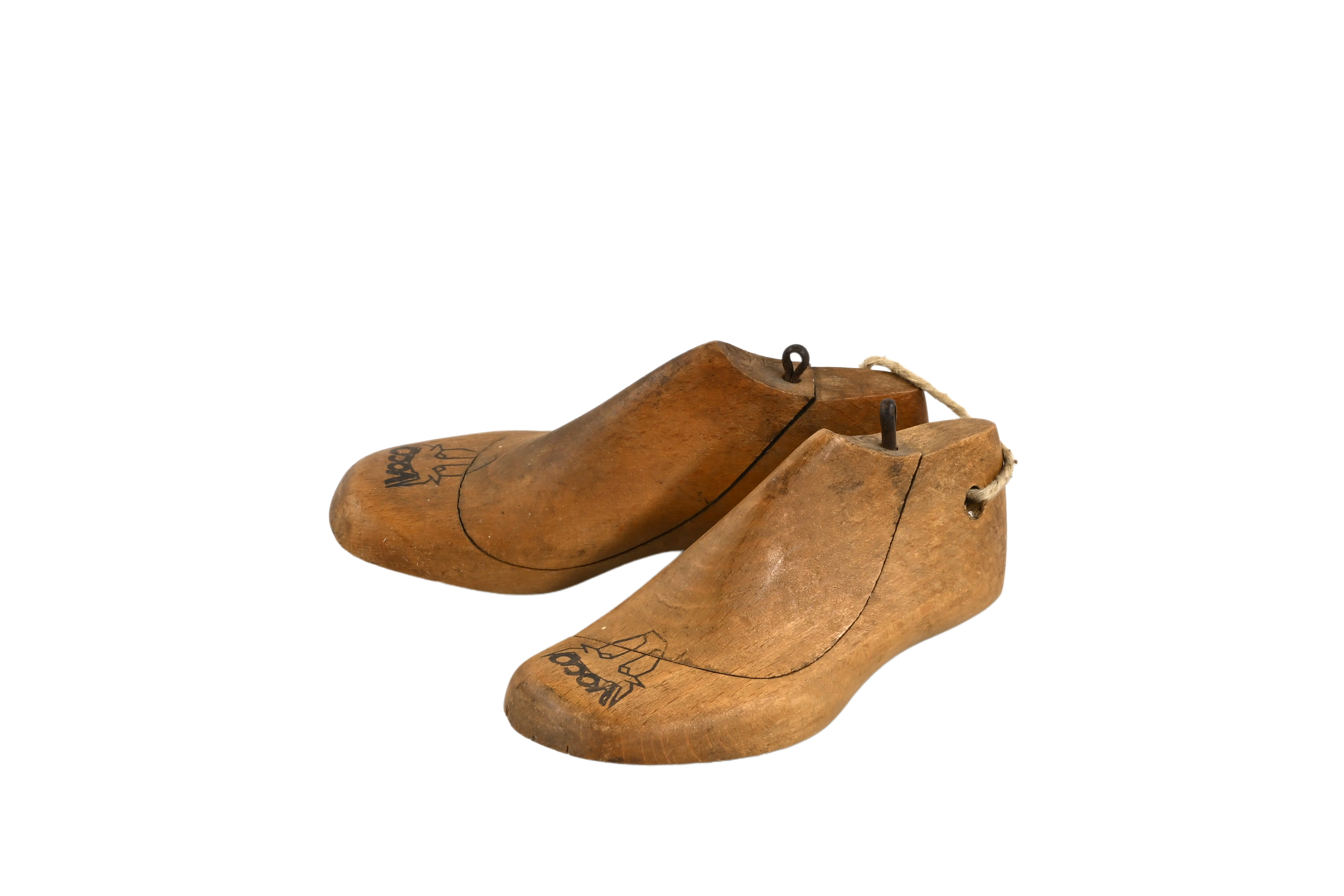 Liechtensteinisches LandesMuseum, A 3197, Foto: Sven Beham

Mit solchen massgeschneiderten Holzleisten konnte der Schuhmacher Ernst Thöny (1919–2003) immer wieder neue Schuhe in entsprechender Grösse fertigen. Er war 1946–1985 in Vaduz als Schuhmacher tätig. Gemeinsam mit seiner Frau Monika (1923–2010) führte er zudem 1950–1990 ein Schuhgeschäft.