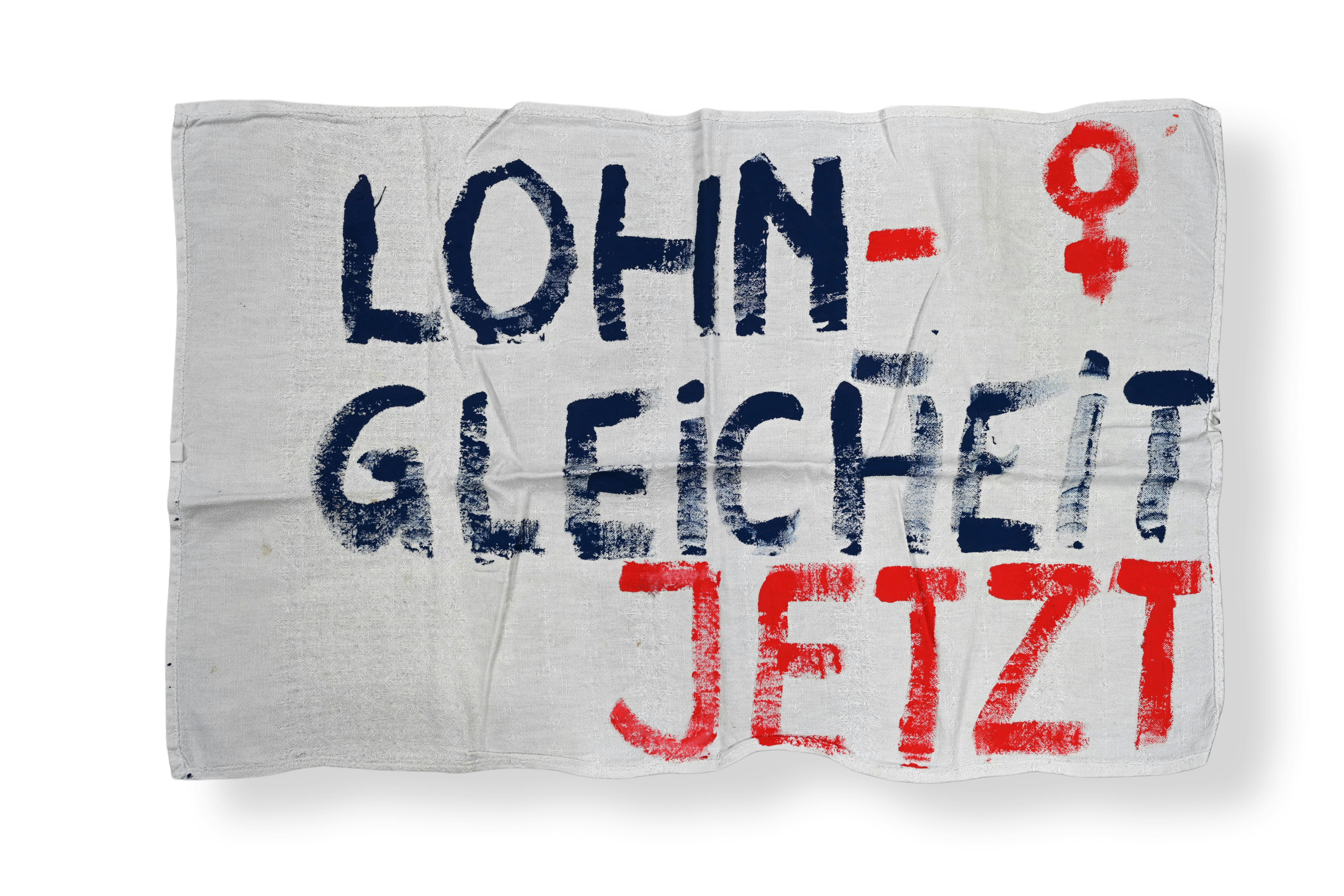 Eines der Tücher mit verschiedenen Slogans, welche am Frauenstreik 2019 vor dem Regierungsgebäude aufgehängt  worden sind.