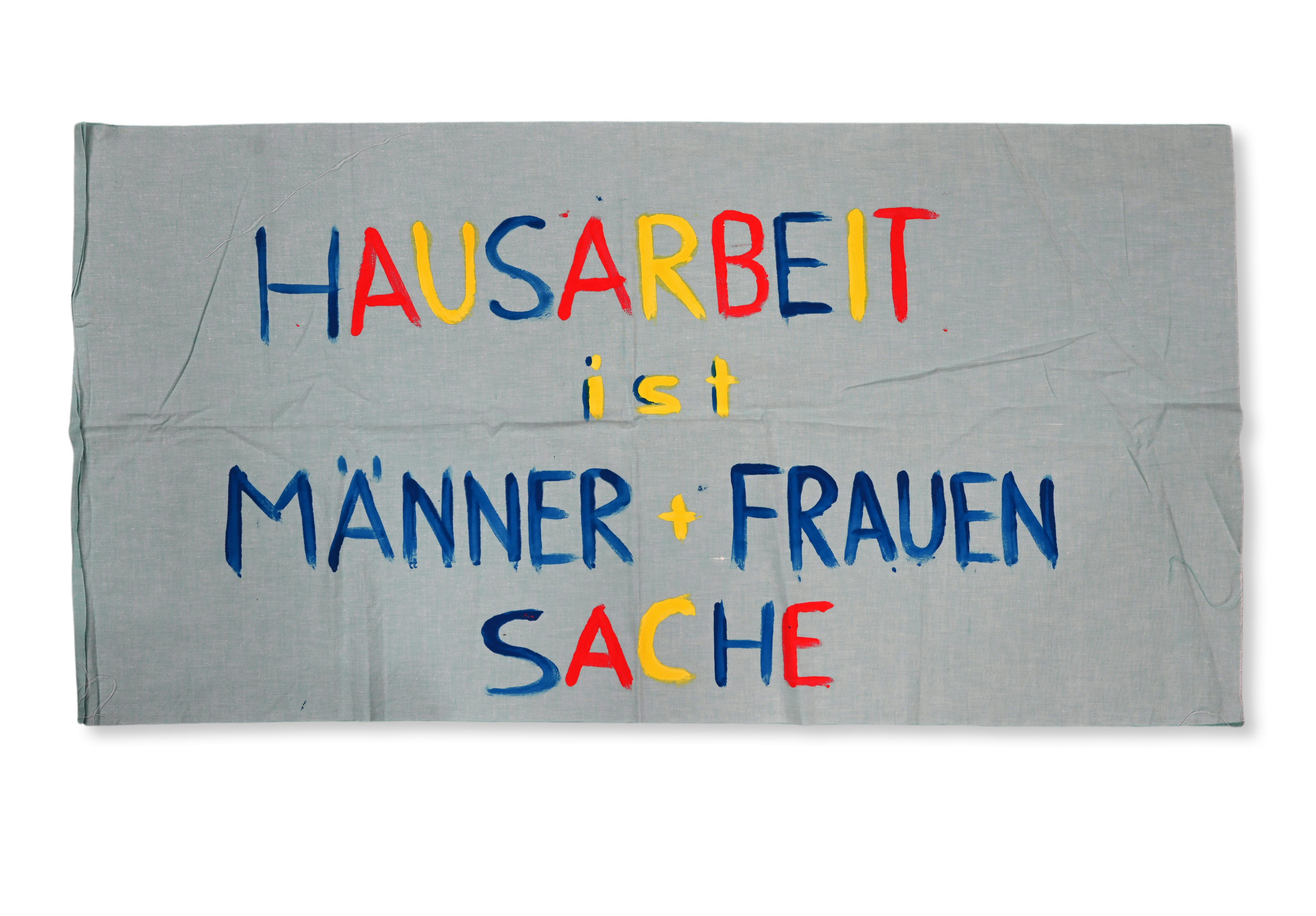 Eines der Tücher mit verschiedenen Slogans, welche am Frauenstreik 2019 vor dem Regierungsgebäude aufgehängt  worden sind.