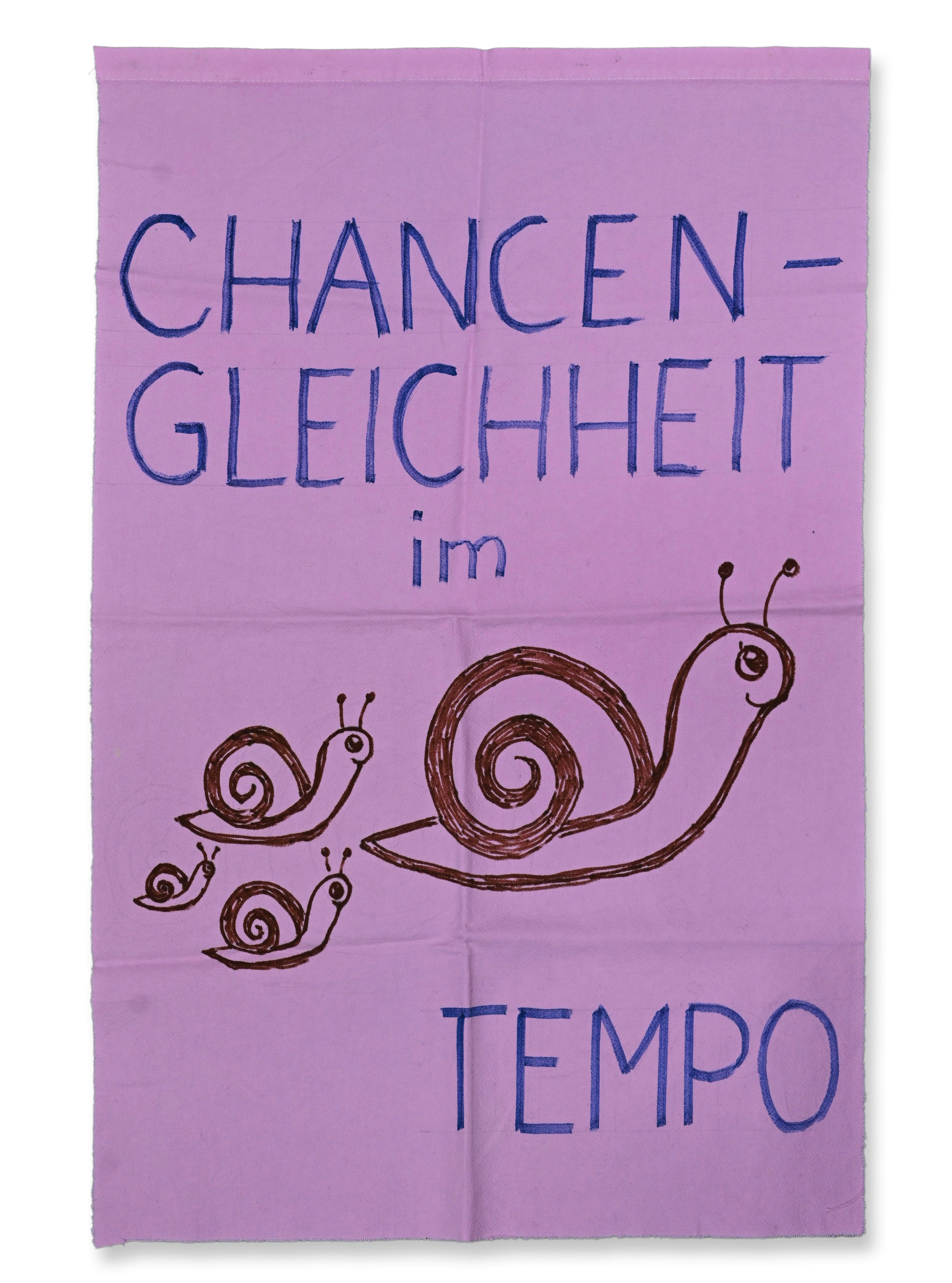 Eines der Tücher mit verschiedenen Slogans, welche am Frauenstreik 2019 vor dem Regierungsgebäude aufgehängt  worden sind.