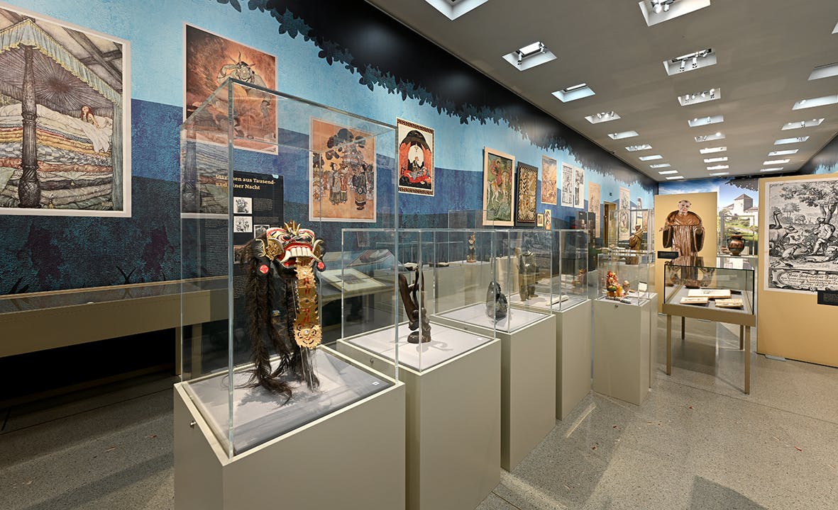 Einblick in die Ausstellung Märchen, Sagen und Symbole 1, Liechtensteinisches LandesMuseum, Beham Sven