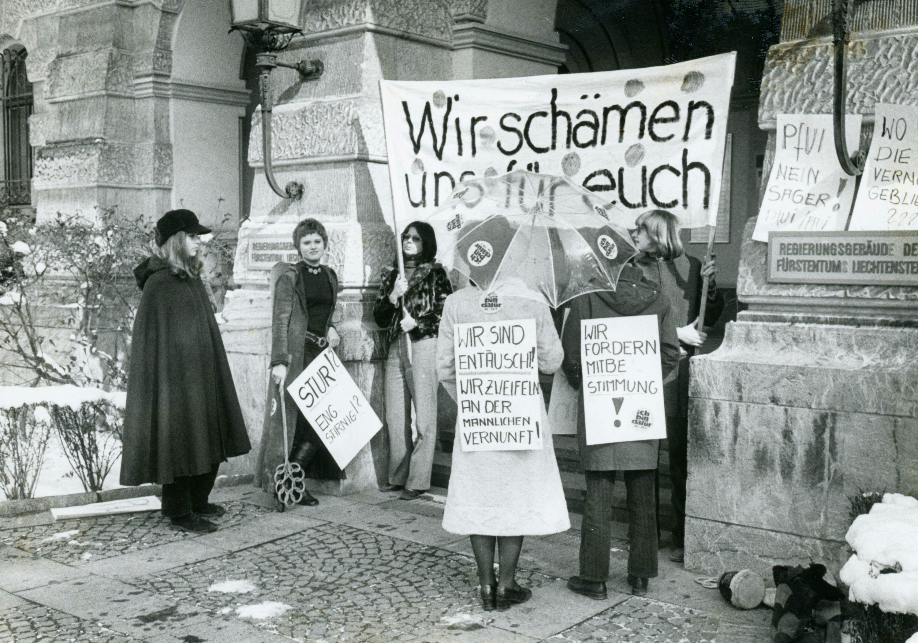 Frauen demonstrieren in Vaduz anlässlich der Ablehnung des Frauenstimmrechts am 28. Februar 1971.