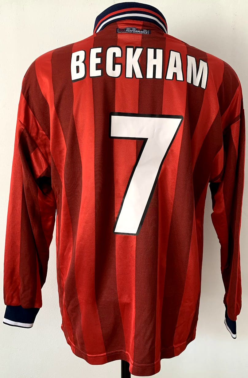 National Team Jersey England worn by Beckham, 1998, H. 71 x 60,5 cm www.museodelcalcio.com, Foto © Museo del Calcio Internazionale, Rom