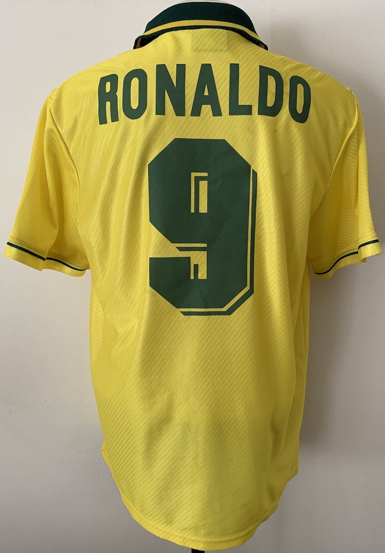 National Team Jersey Brazil worn by Ronaldo, 1995 - 1996, H. 73 x 48,5 cm www.museodelcalcio.com, Foto © Museo del Calcio Internazionale, Rom
