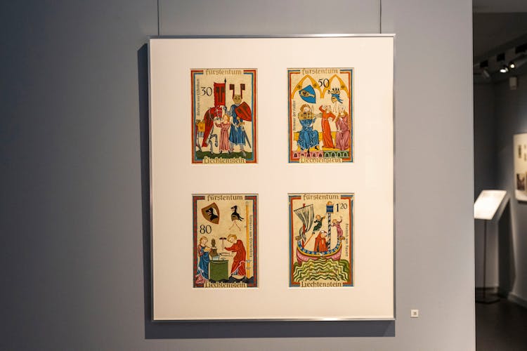 Mächtige Mauern und Minnesang – Burgen auf Briefmarken Blick in die Ausstellung 