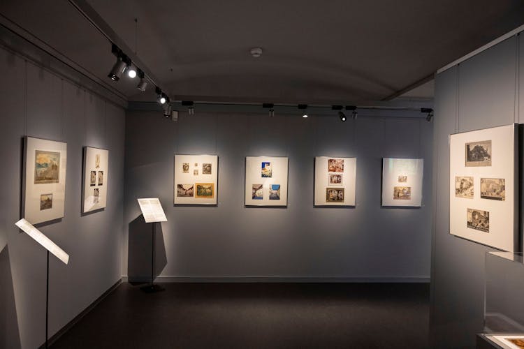 Mächtige Mauern und Minnesang – Burgen auf Briefmarken Blick in die Ausstellung 