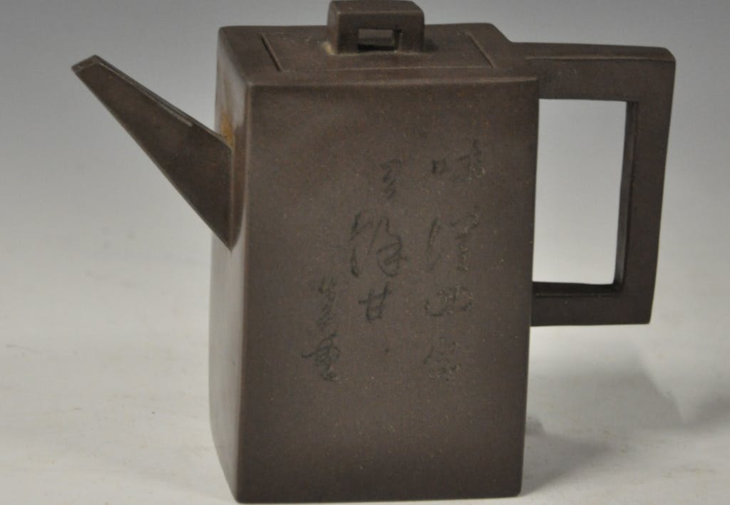 Quadratische Flasche (Fanghu) aus violettem Stein-zeug, hergestellt von Zhang Hongshen Qing-Dynastie (1644–1911) 