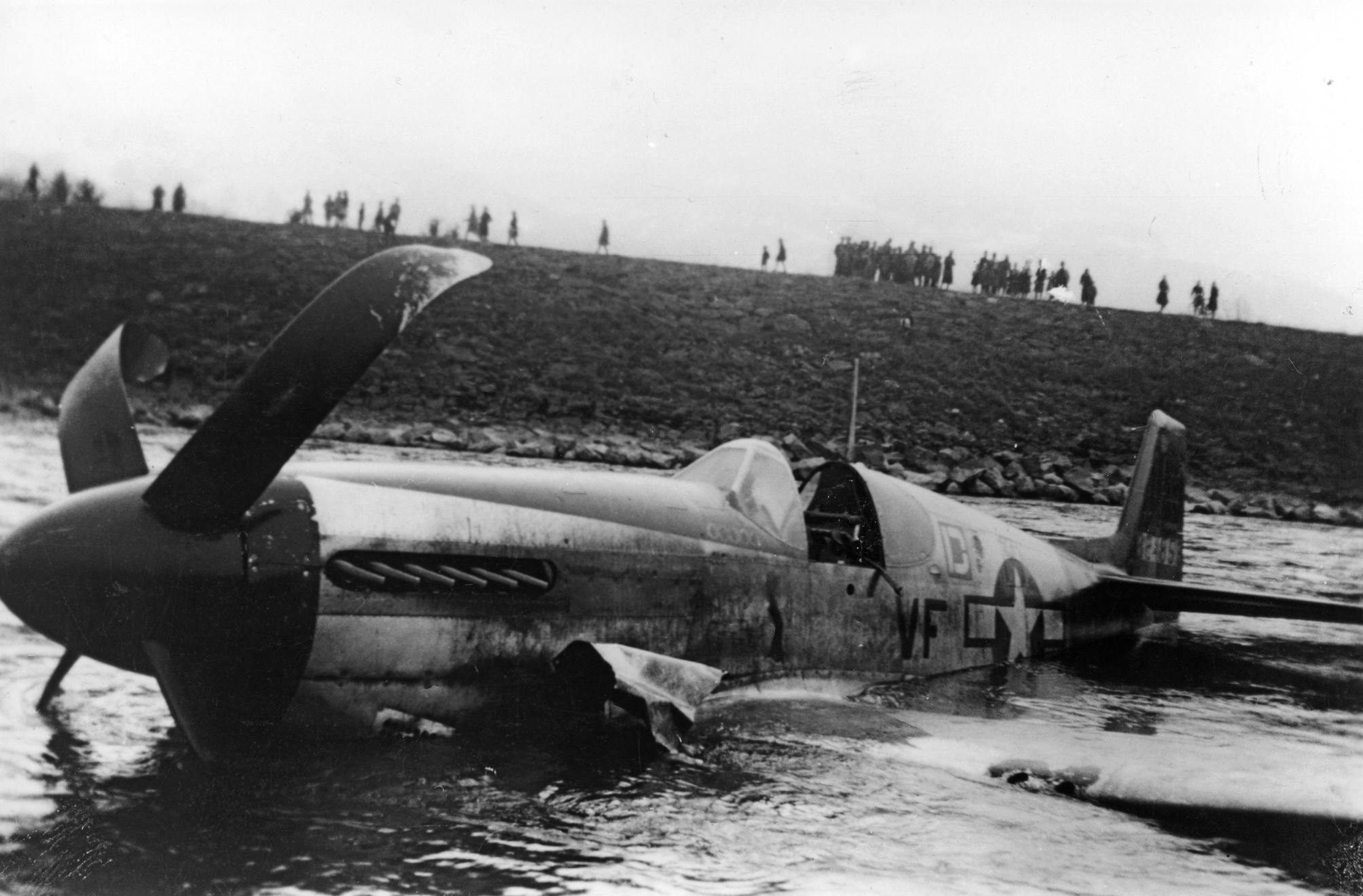 Amerikanisches Jagdflugzeug im Rhein.