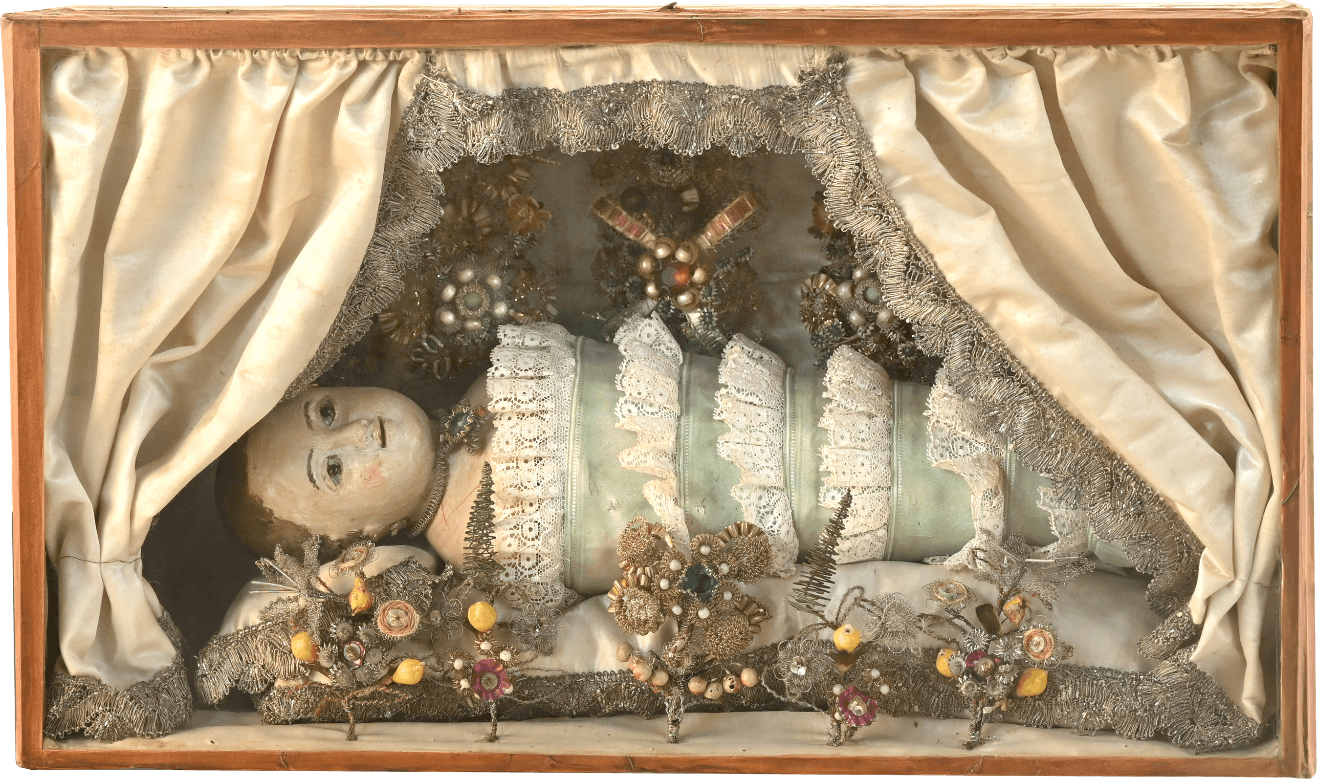 Fatschenkind in Holzkästchen mit Vorhang, 2. Hälfte 18. Jahrhundert, Herkunft unbekannt 