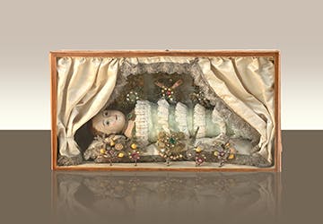 Fatschenkind in Holzkästchen mit Vorhang, 2. Hälfte 18. Jahrhundert, Herkunft  unbekannt